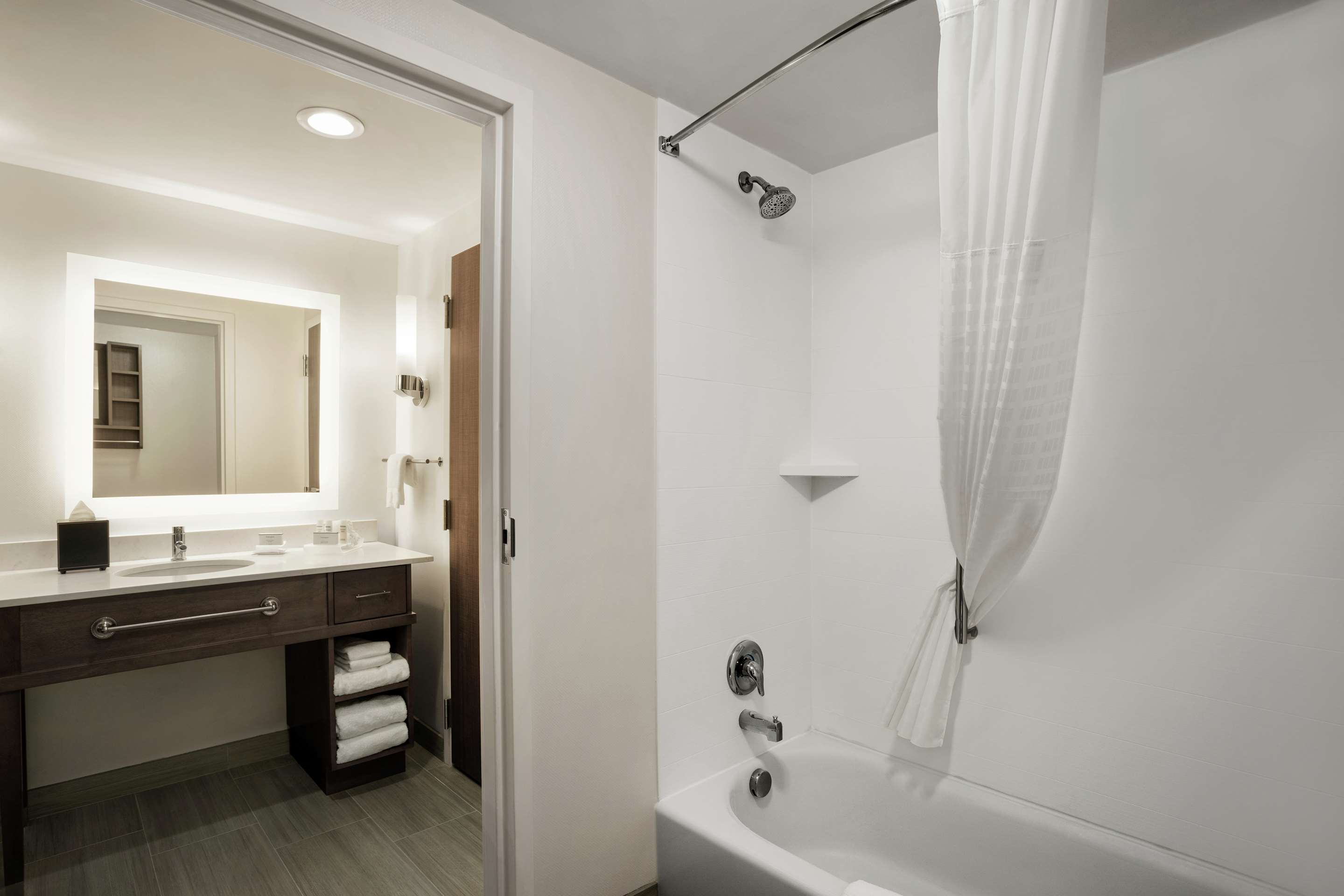 Guest room bath