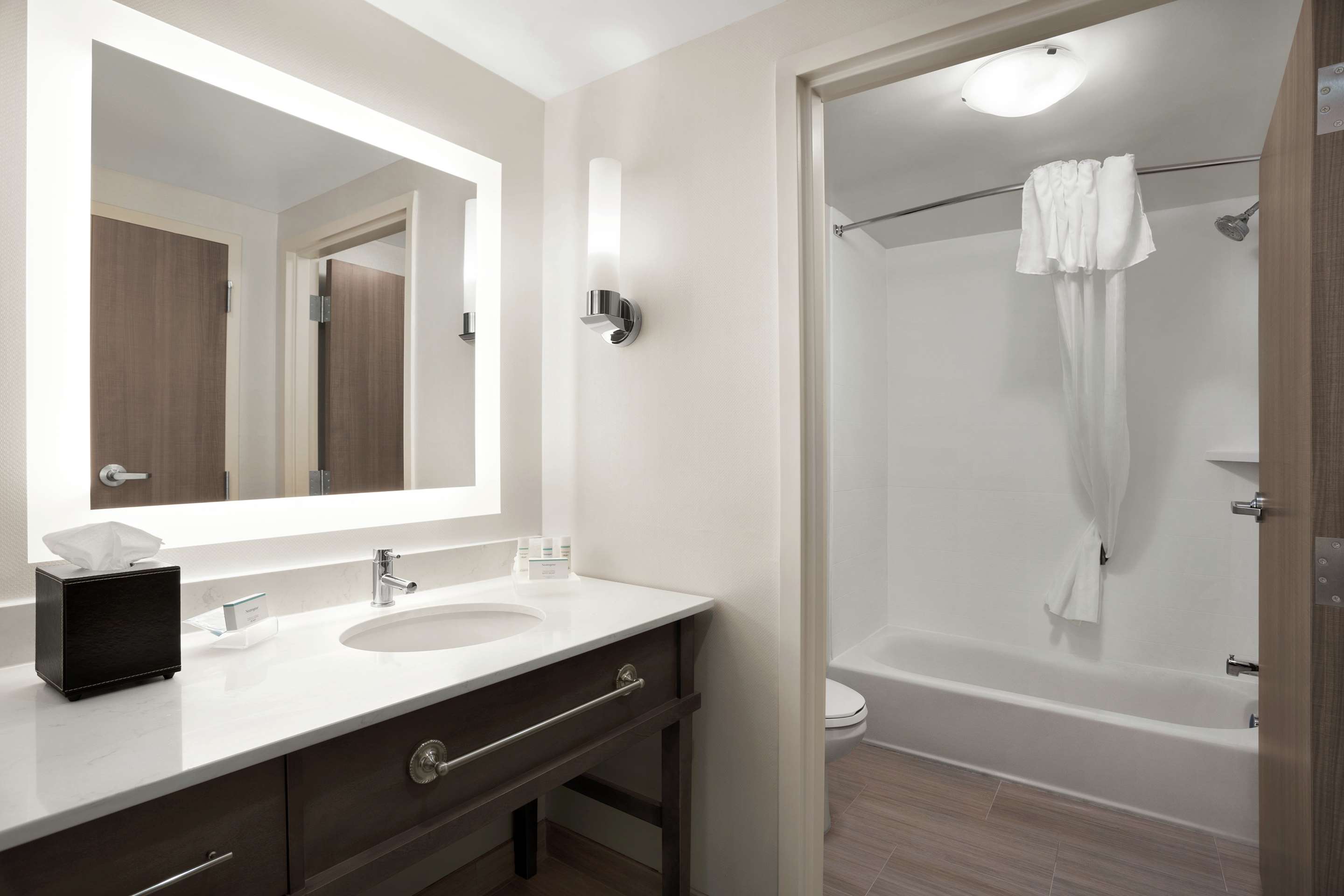 Guest room bath