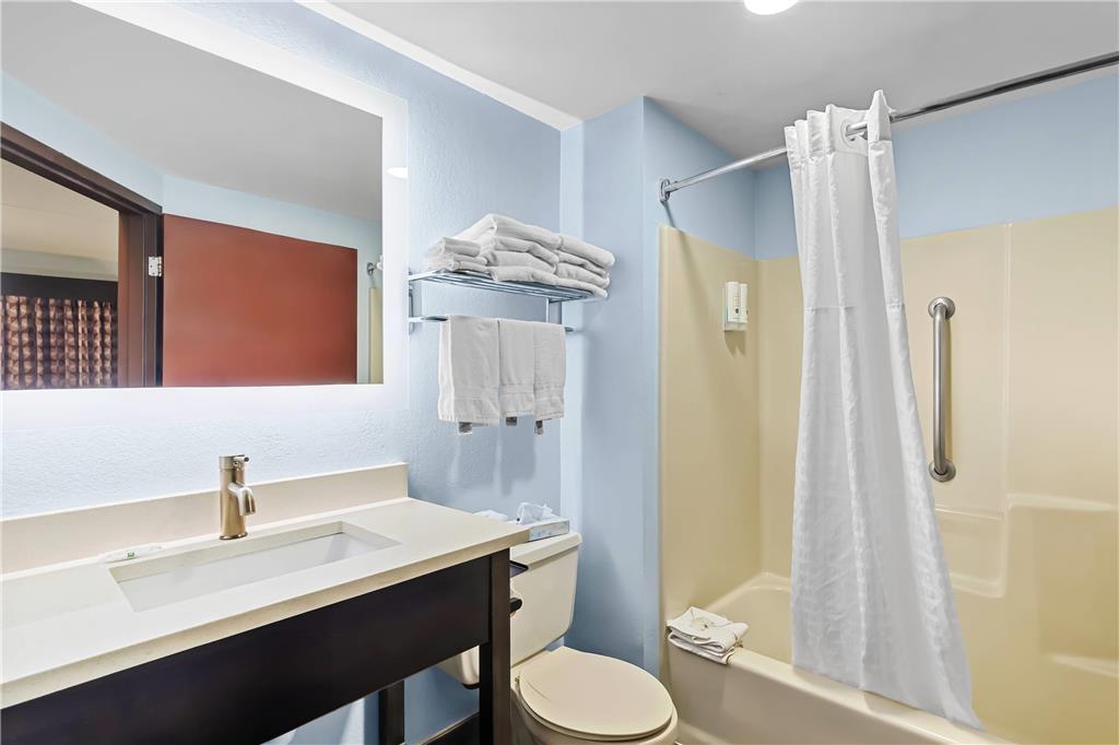 QUALITY INN HIXSON-CHATTANOOGA-guestroom-Guest Room,Bathroom,On-Site.jpg
