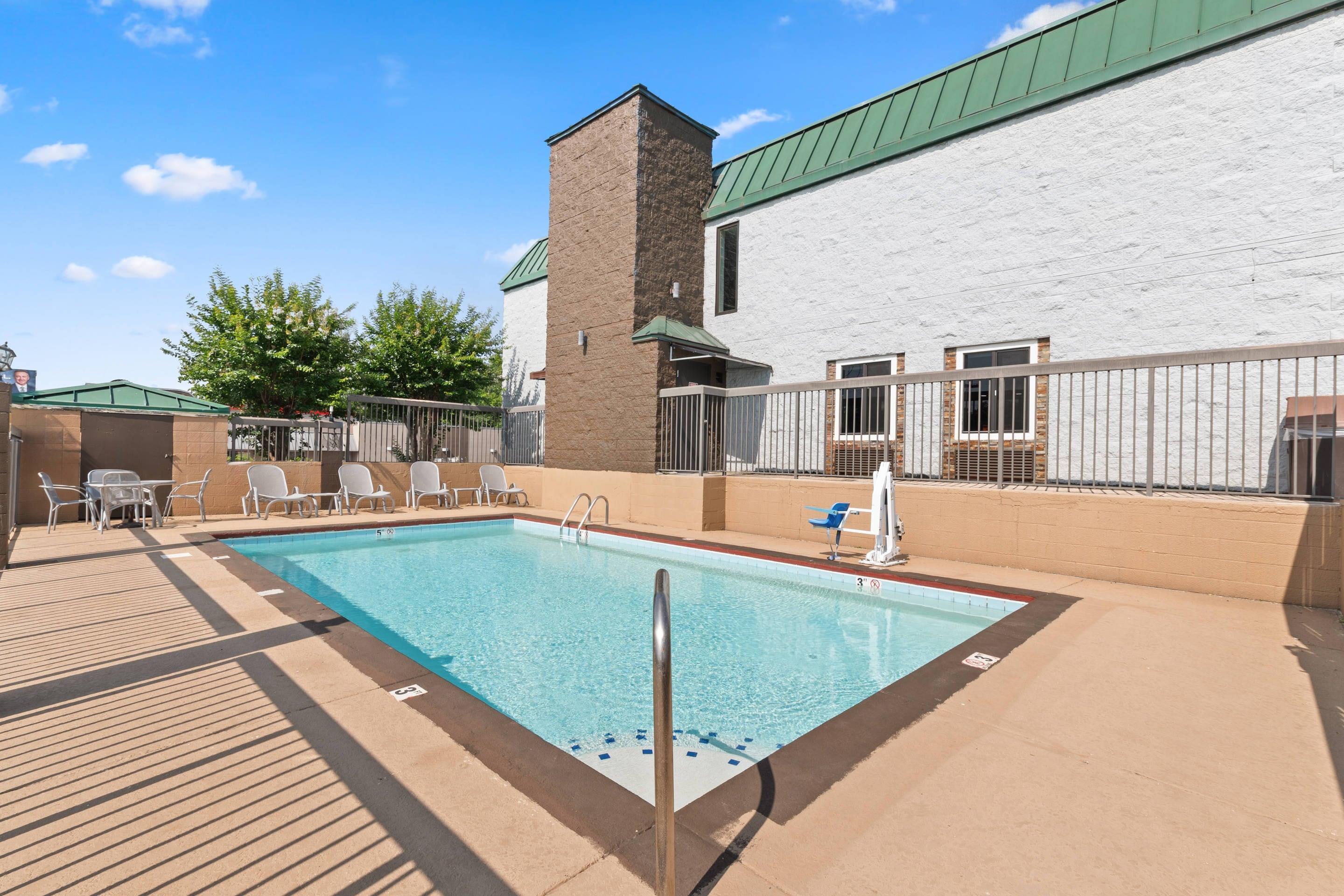 Outdoor pool | Quality Inn Hixson - Chattanooga
