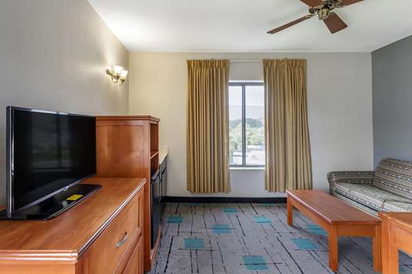 Suite - Quality Inn & Suites Chattanooga - I-24, Exit 174