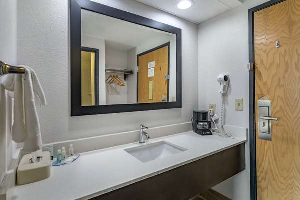 Suite - Quality Inn & Suites Chattanooga - I-24, Exit 174