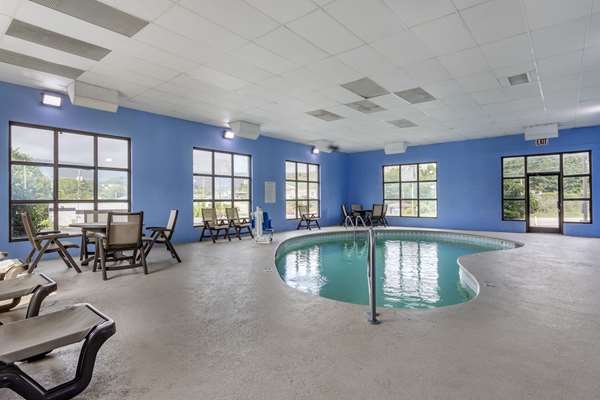 Pool - Quality Inn & Suites Chattanooga - I-24, Exit 174