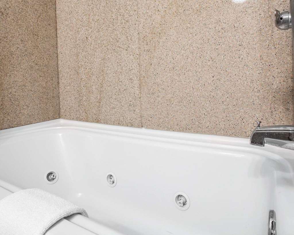 COMFORT INN AND SUITES ROGERSVILLE-guestroom-Guest Room,Suite,On-Site.jpg