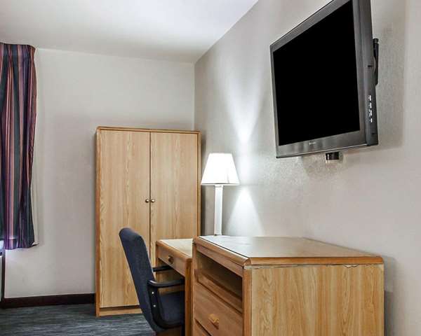 Suite - Econo Lodge Inn & Suites Jackson - I-40, Exit 80
