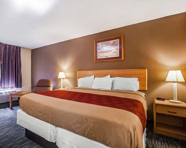 Suite - Econo Lodge Inn & Suites Jackson - I-40, Exit 80