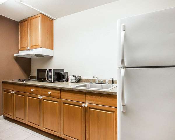 Suite - Econo Lodge Inn & Suites Jackson - I-40, Exit 80