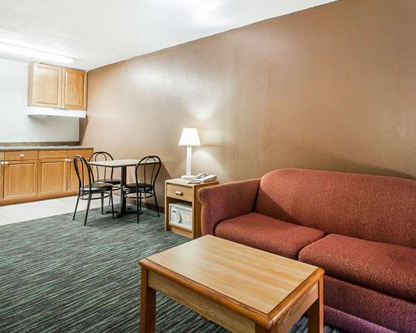 Suite - Econo Lodge Inn & Suites Jackson - I-40, Exit 80