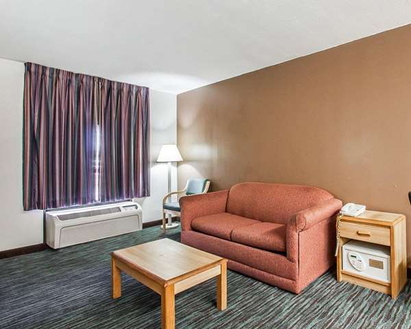 Suite - Econo Lodge Inn & Suites Jackson - I-40, Exit 80