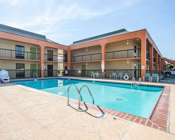 Pool - Econo Lodge Inn & Suites Jackson - I-40, Exit 80