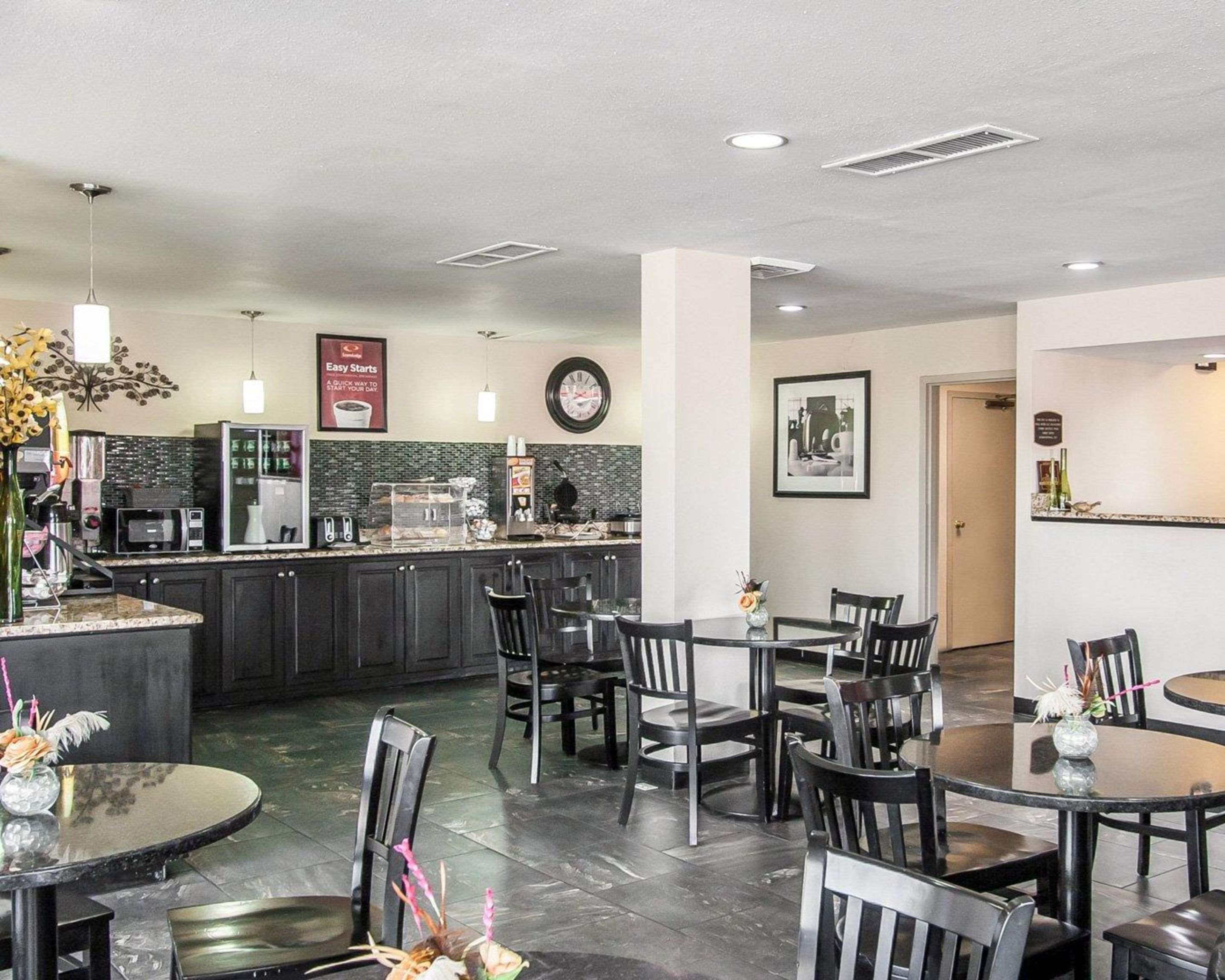 Enjoy breakfast in this seating area | Econo Lodge Inn and Suites - Jackson