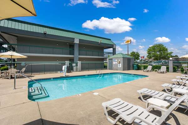 Pool - Quality Inn Lebanon - I-40, Exit 238