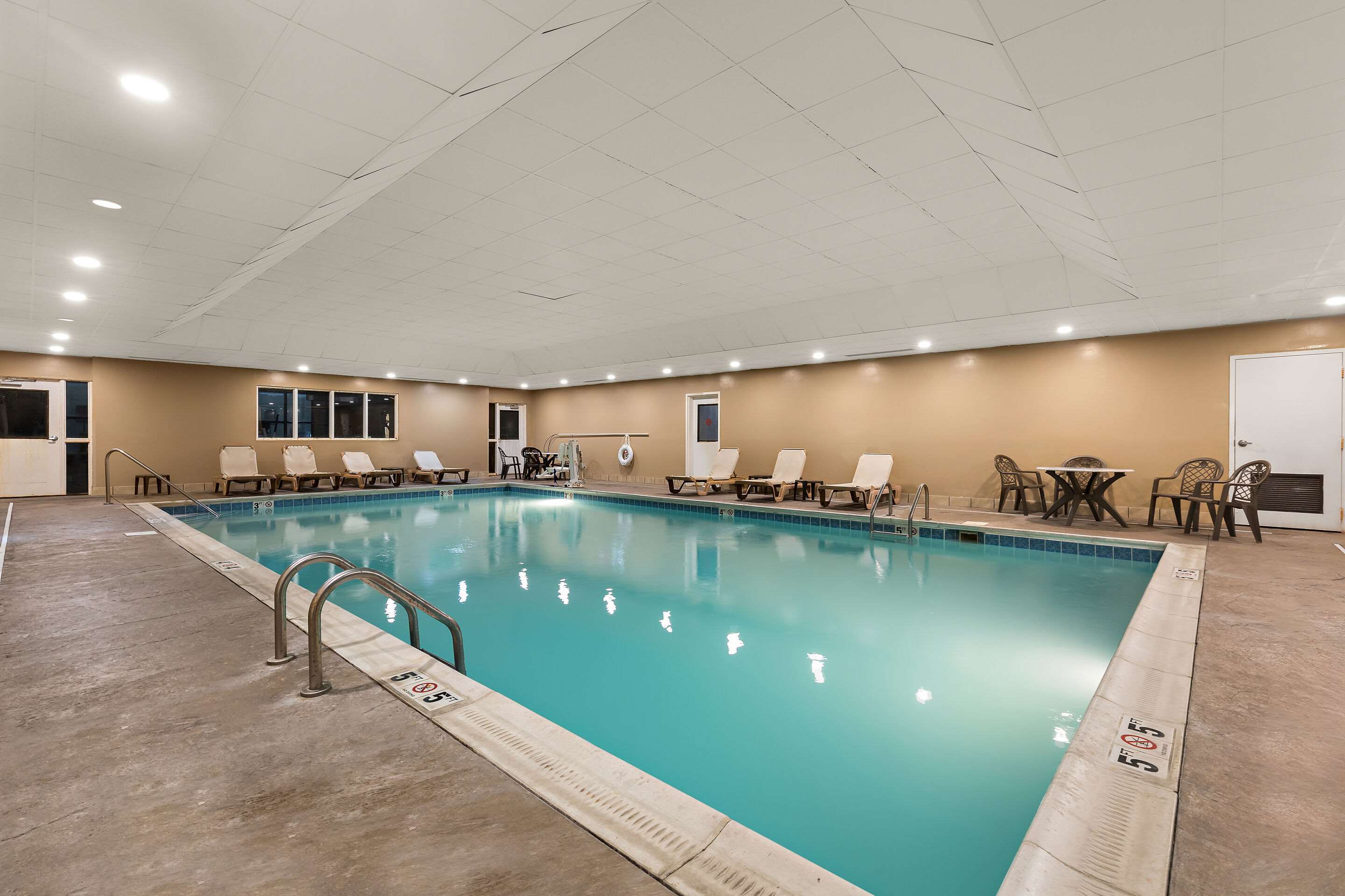 Indoor pool | Comfort Suites Nashville