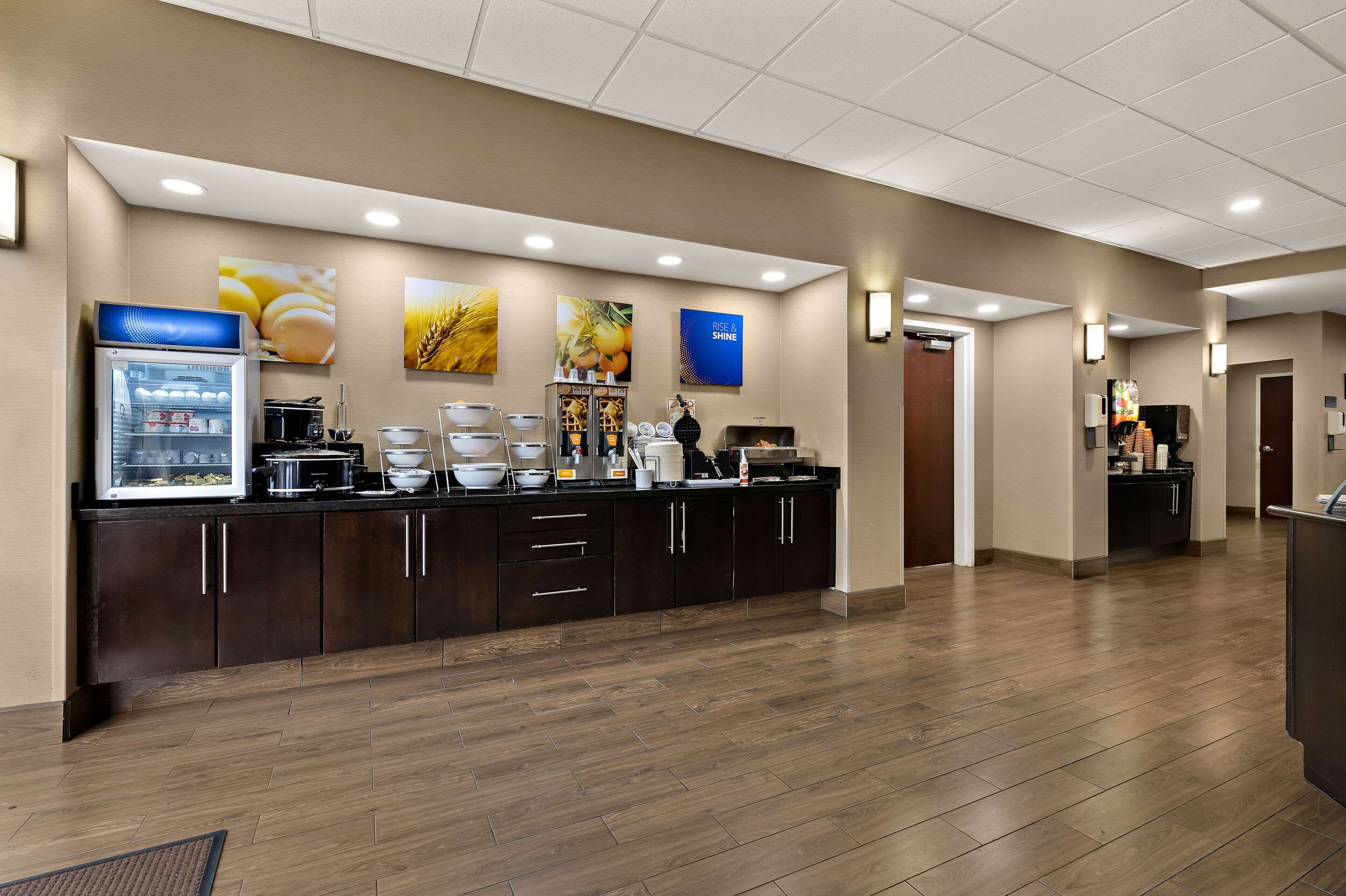 Breakfast area | Comfort Suites Nashville