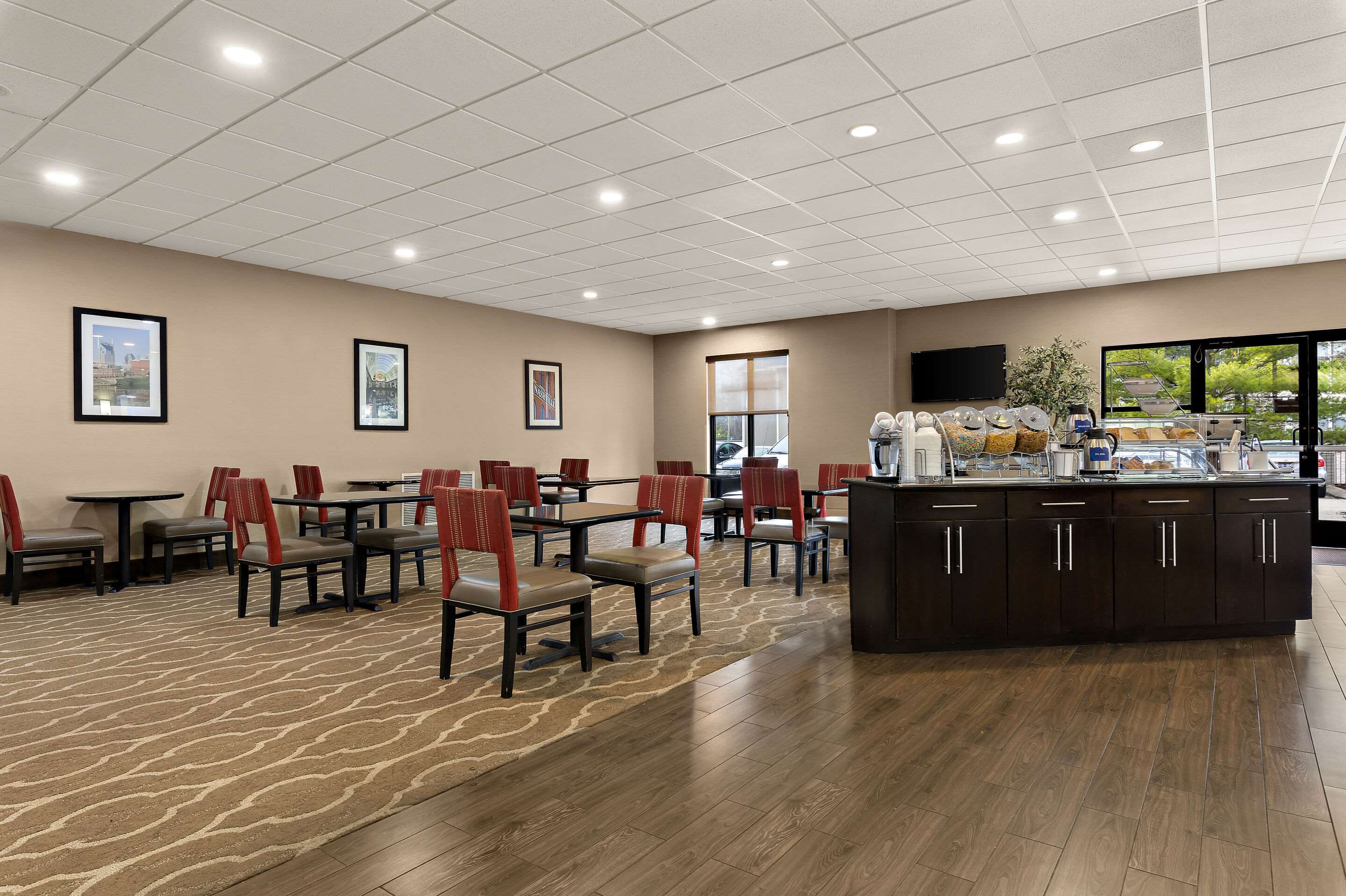 Breakfast area | Comfort Suites Nashville