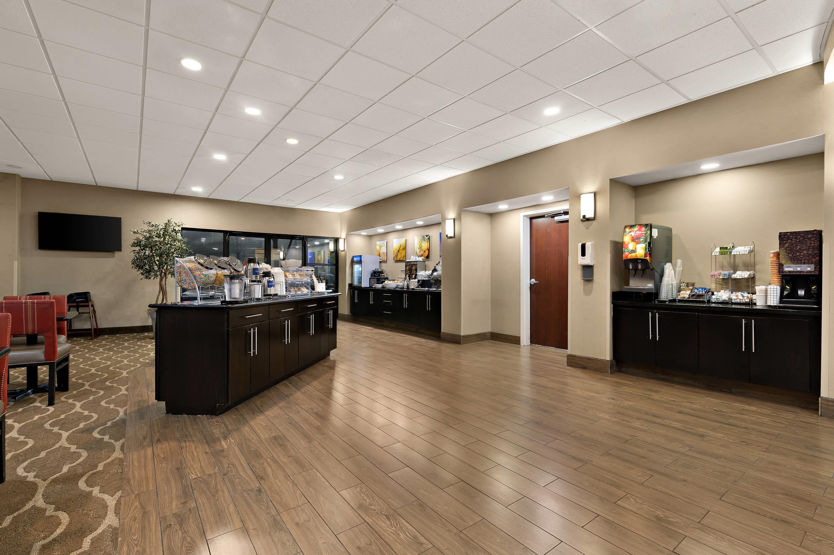 Breakfast area | Comfort Suites Nashville near Percy Priest Lake