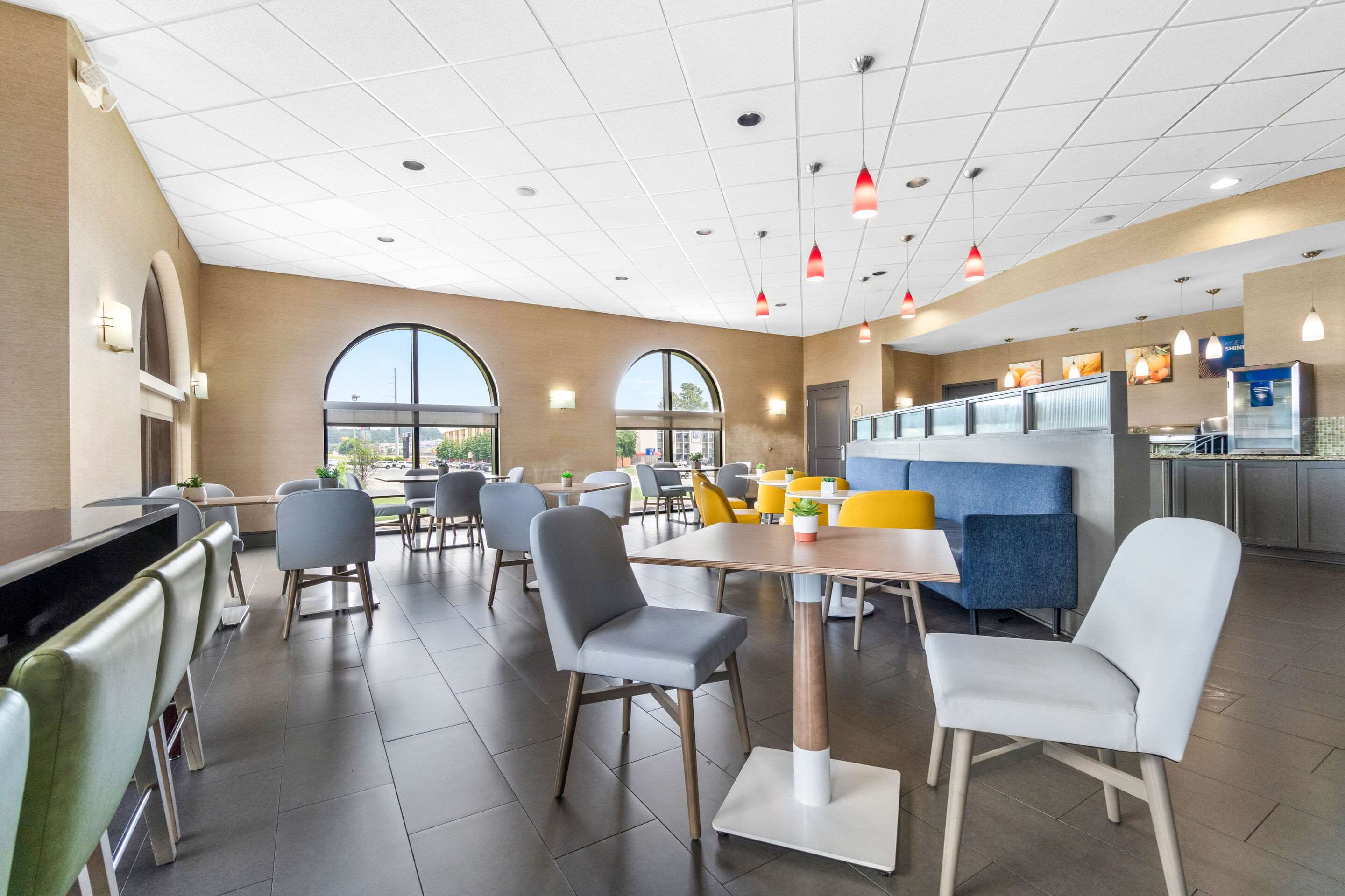 Breakfast area | Comfort Suites Jackson I-40