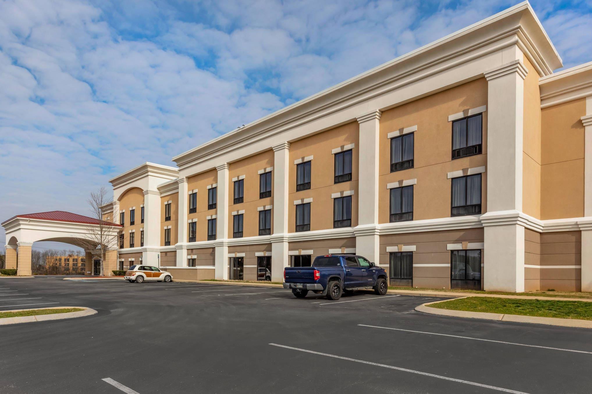 Hotel exterior | Comfort Suites Smyrna