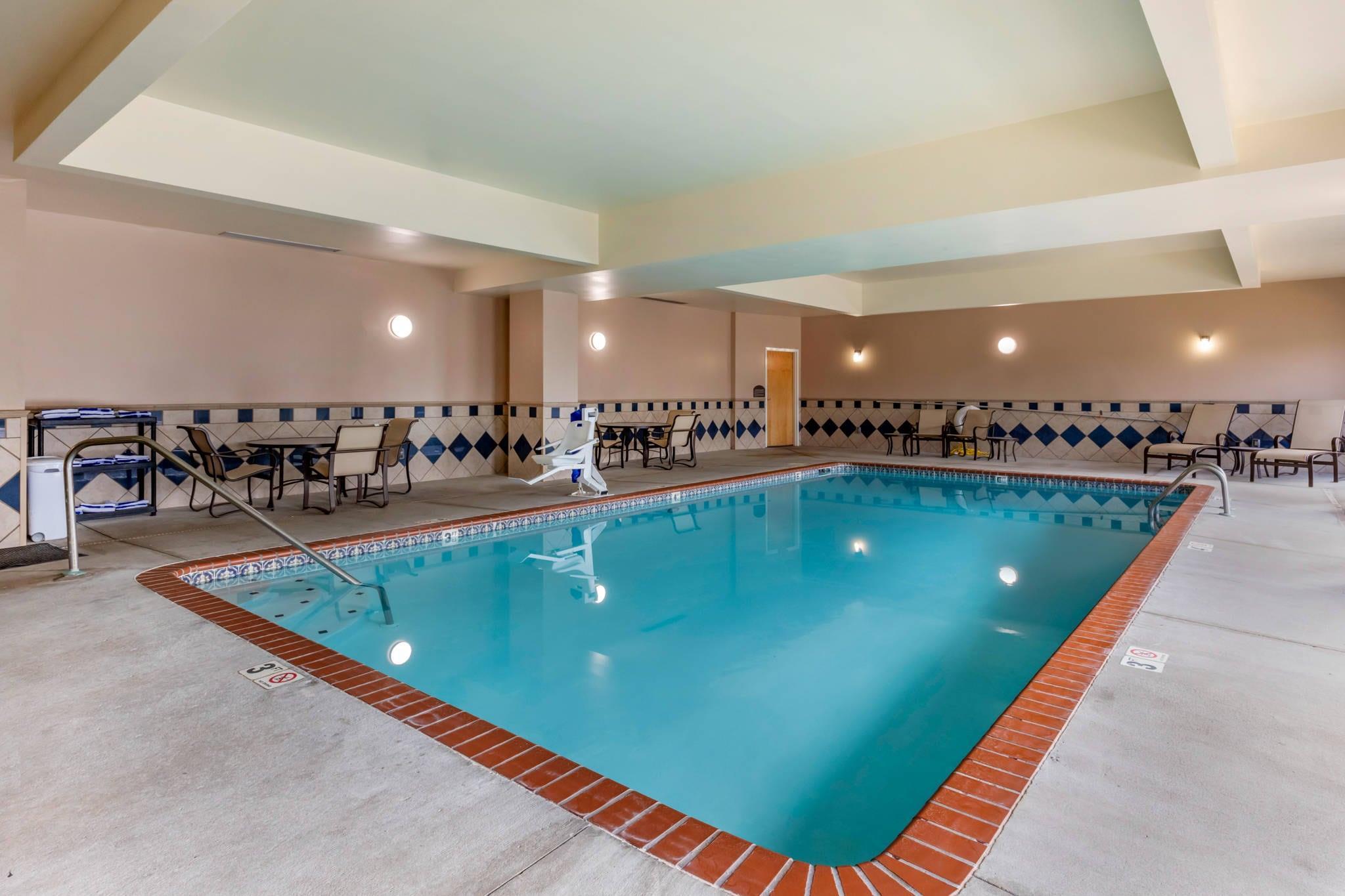 Indoor pool | Comfort Suites Smyrna