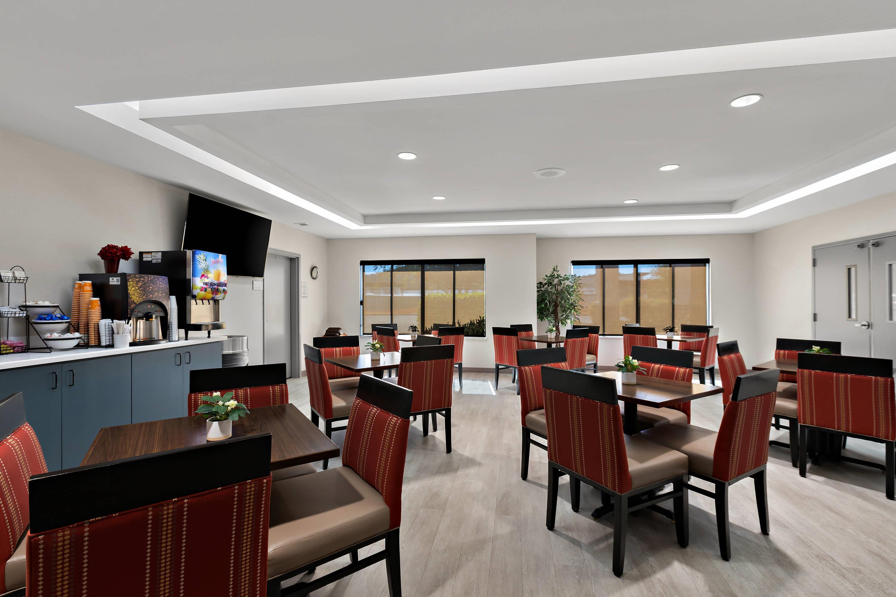 Enjoy breakfast in this seating area | Comfort Inn Powell - Knoxville North