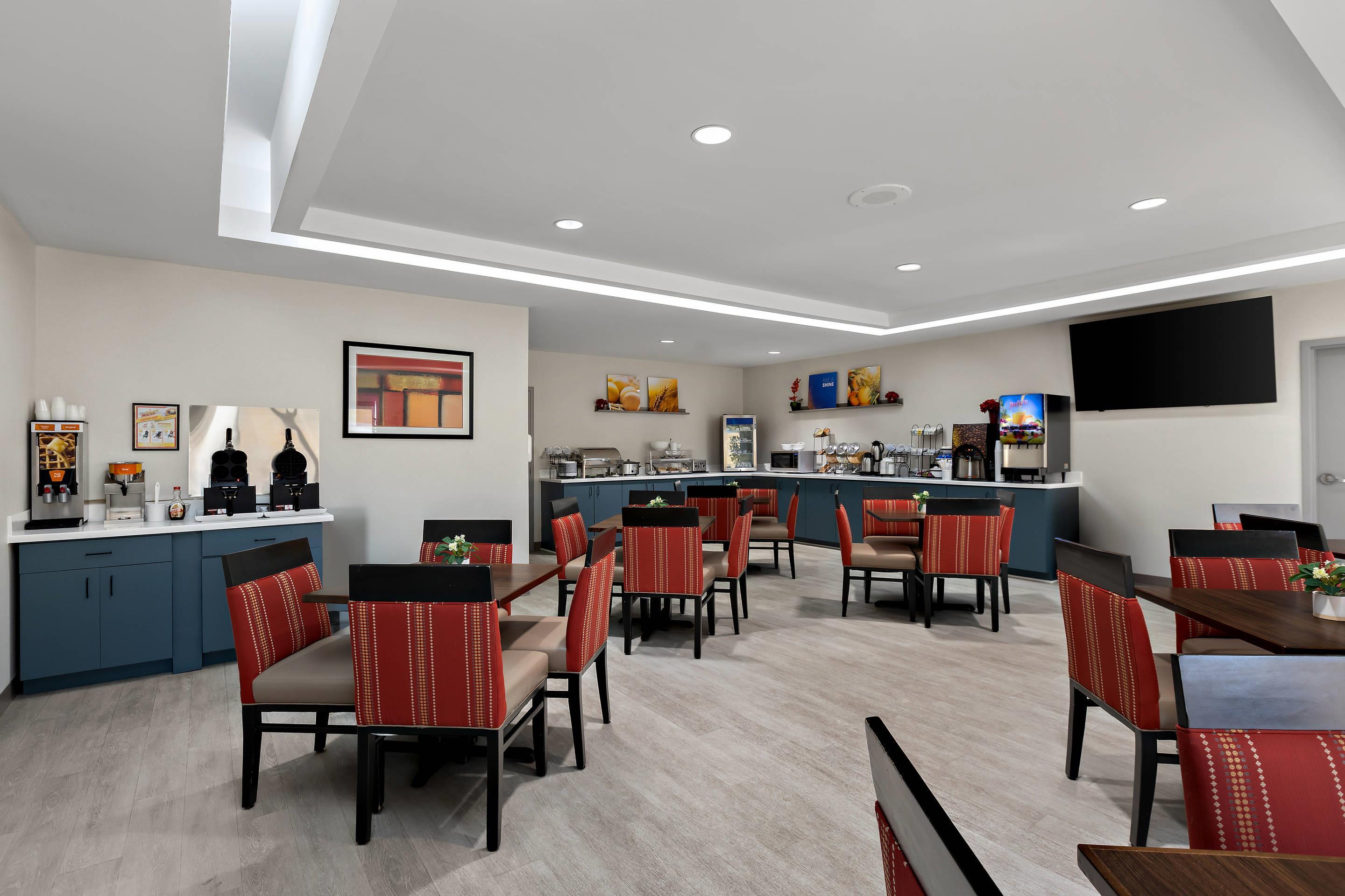 Enjoy breakfast in this seating area | Comfort Inn Powell - Knoxville North