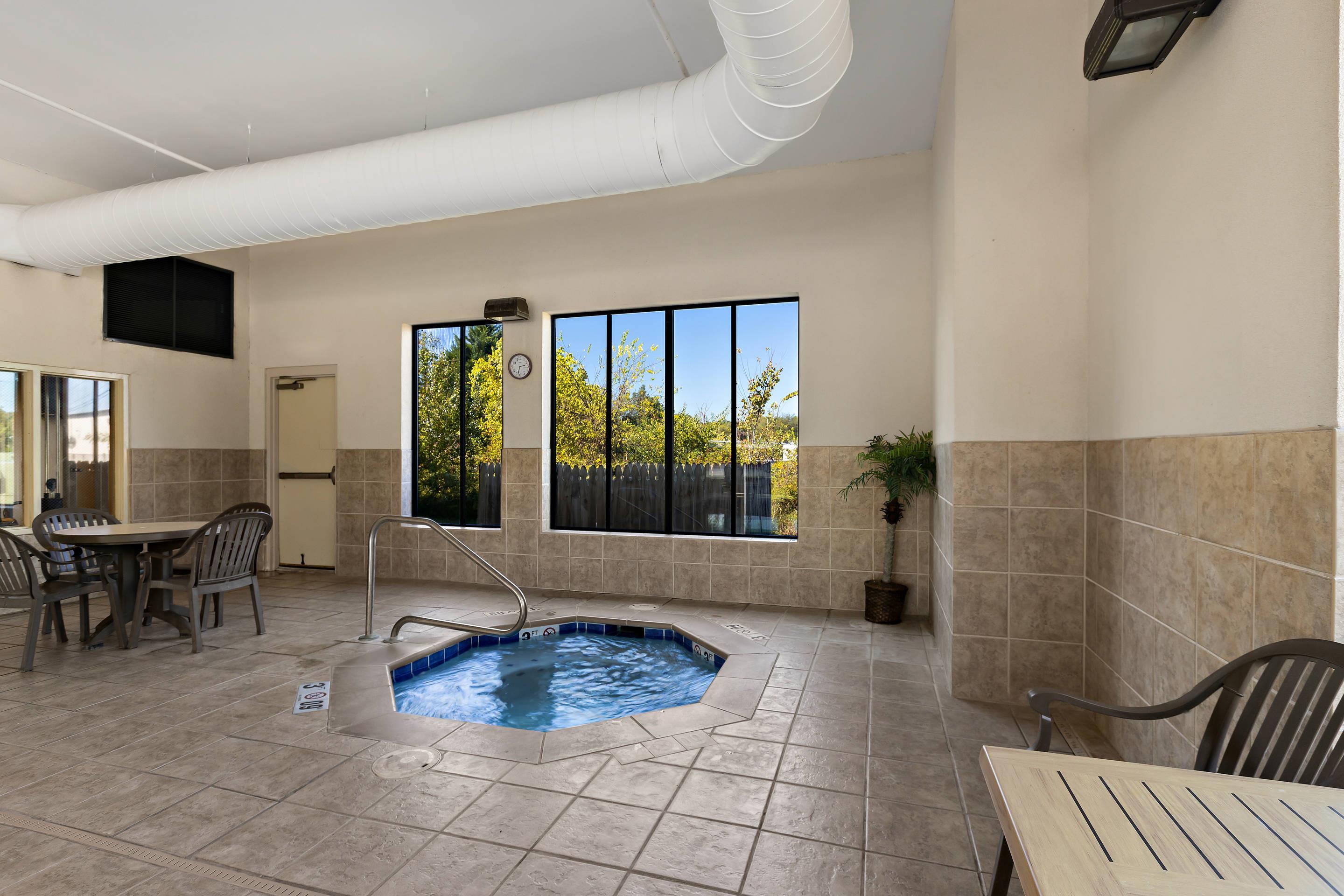 Indoor pool | Comfort Inn Powell - Knoxville North