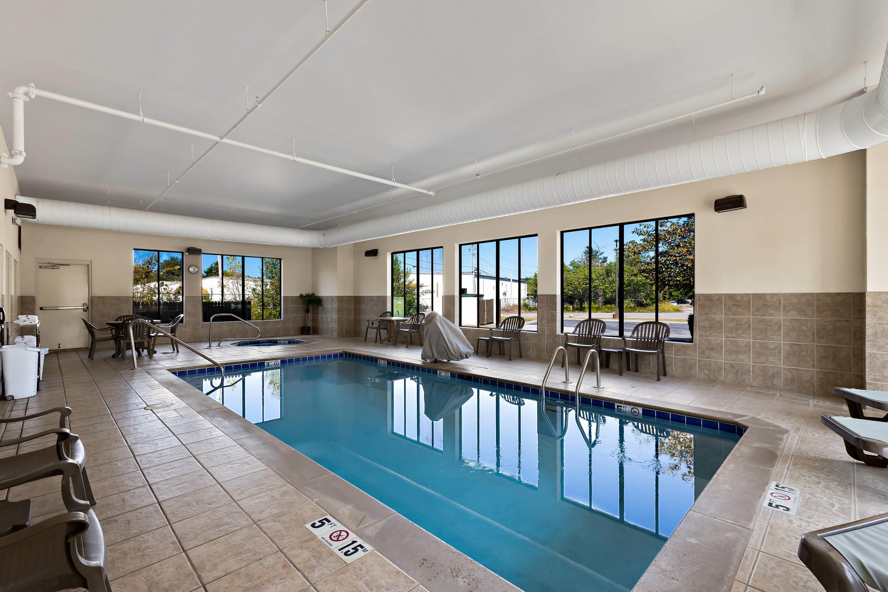 Indoor pool | Comfort Inn Powell - Knoxville North