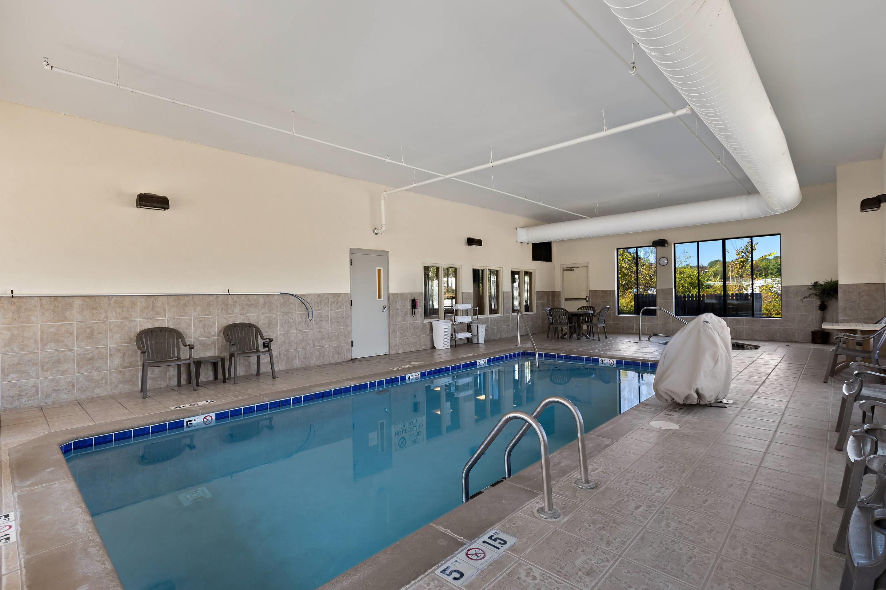 Relax by the pool | Comfort Inn Powell - Knoxville North