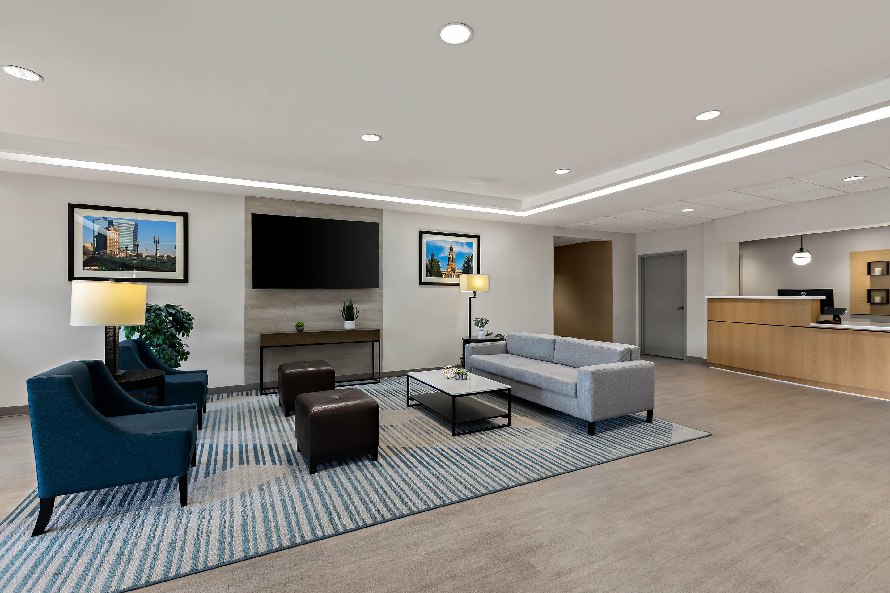 Lobby with sitting area | Comfort Inn Powell - Knoxville North