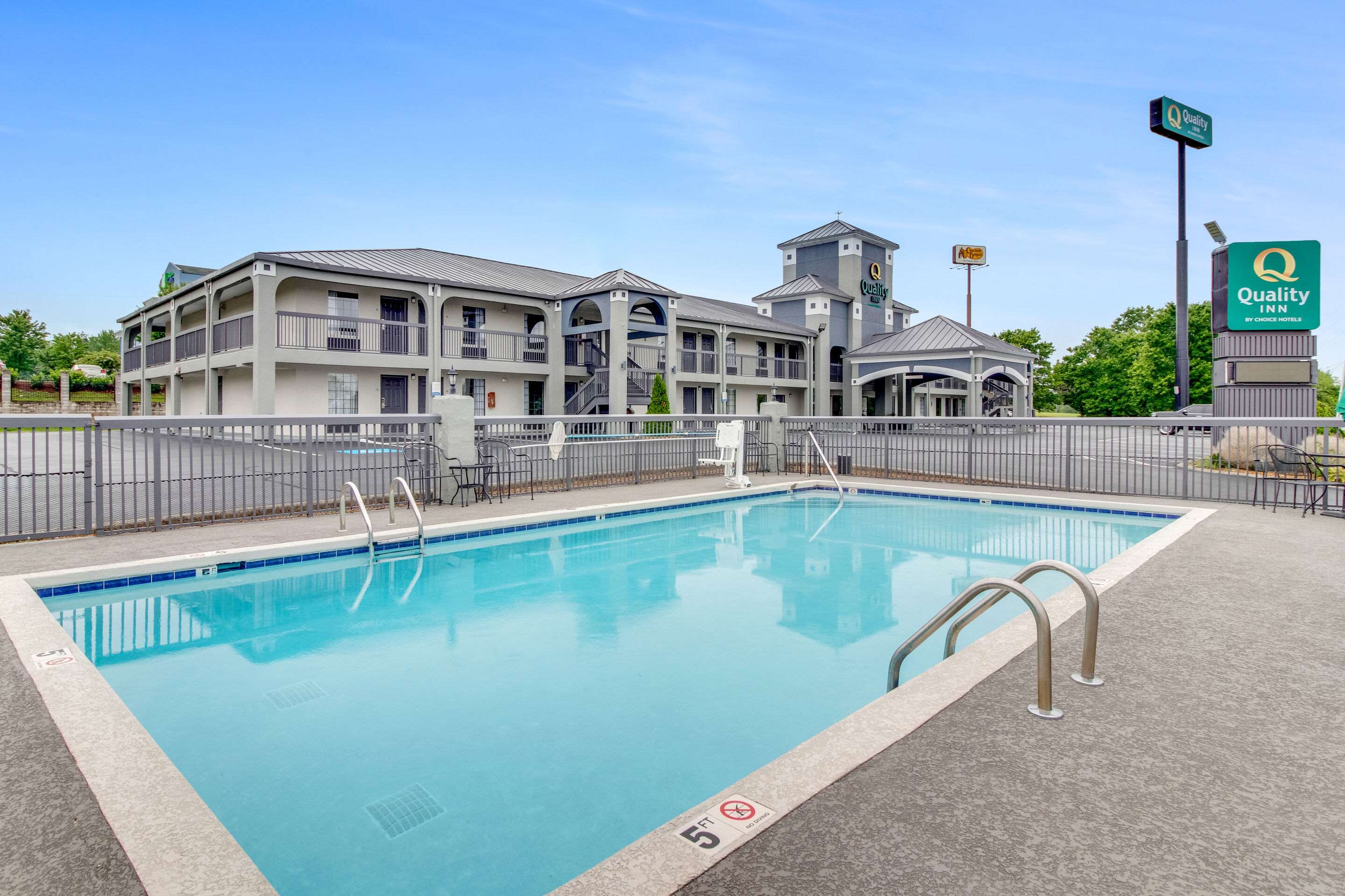 Outdoor pool | Quality Inn