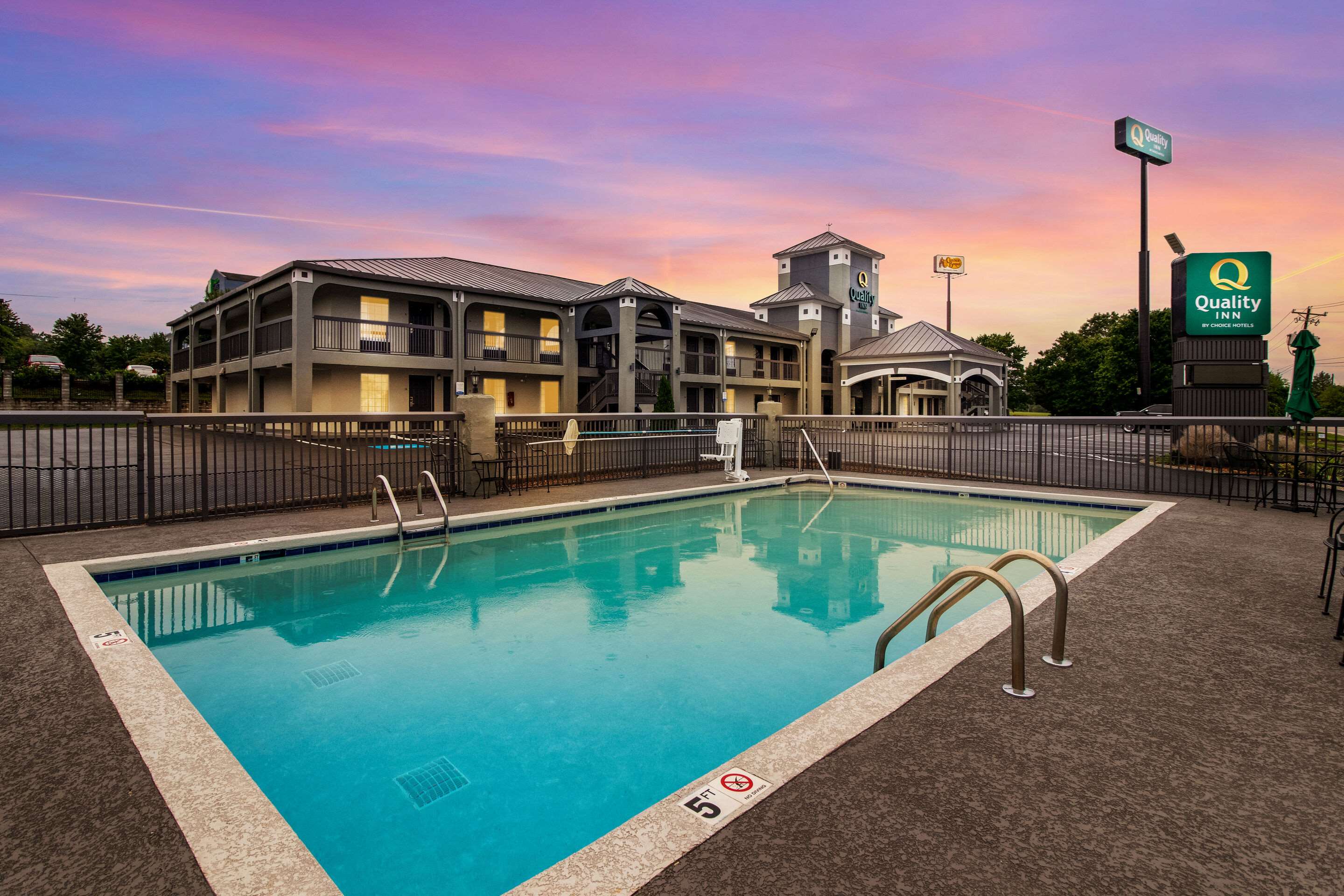 Outdoor pool | Quality Inn
