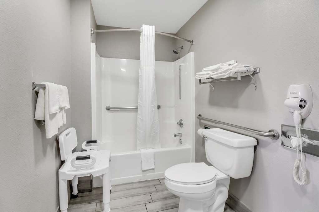 QUALITY INN WHITE HOUSE-guestroom-Guest Room,Bathroom,On-Site.jpg