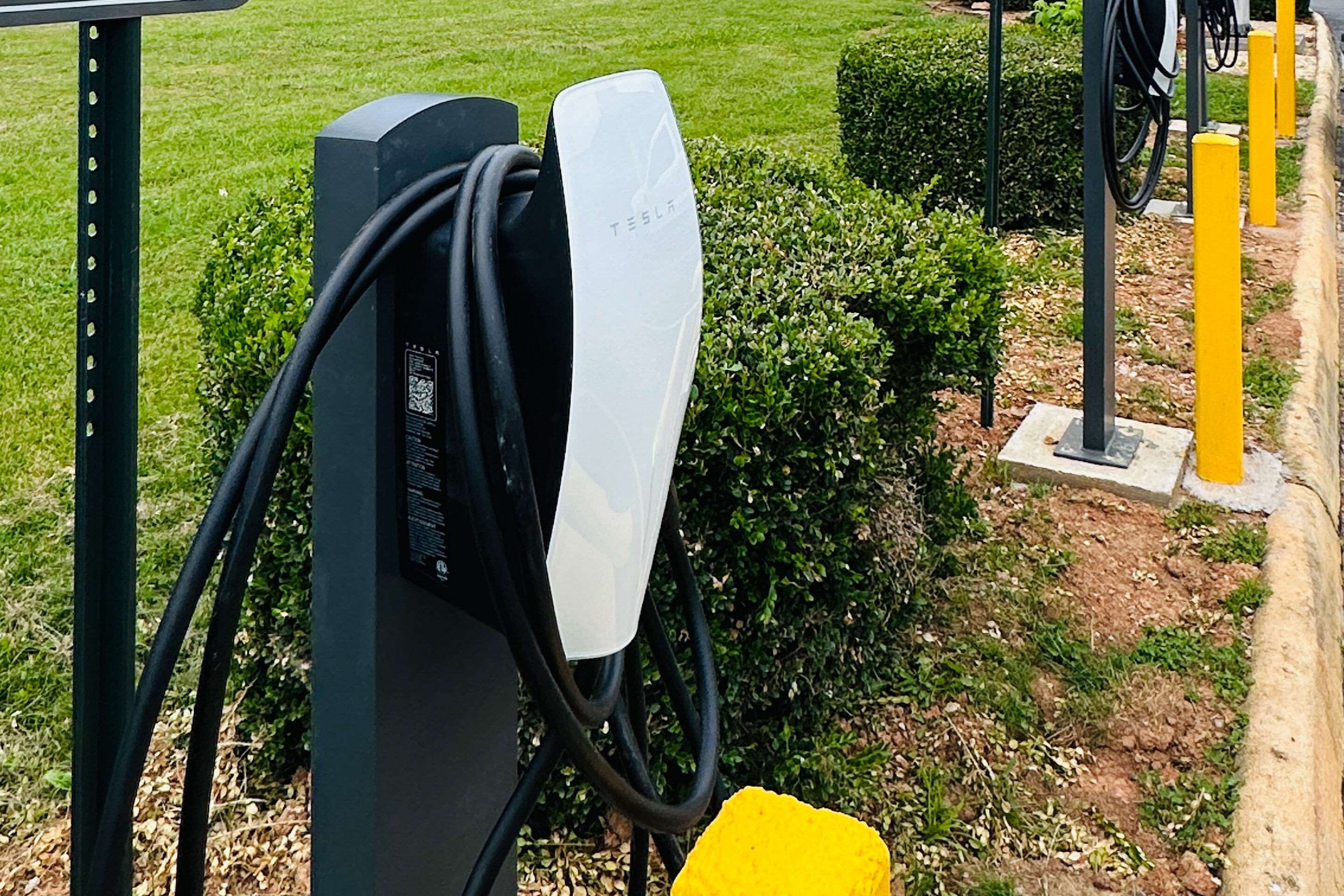 Electric vehicle charging station