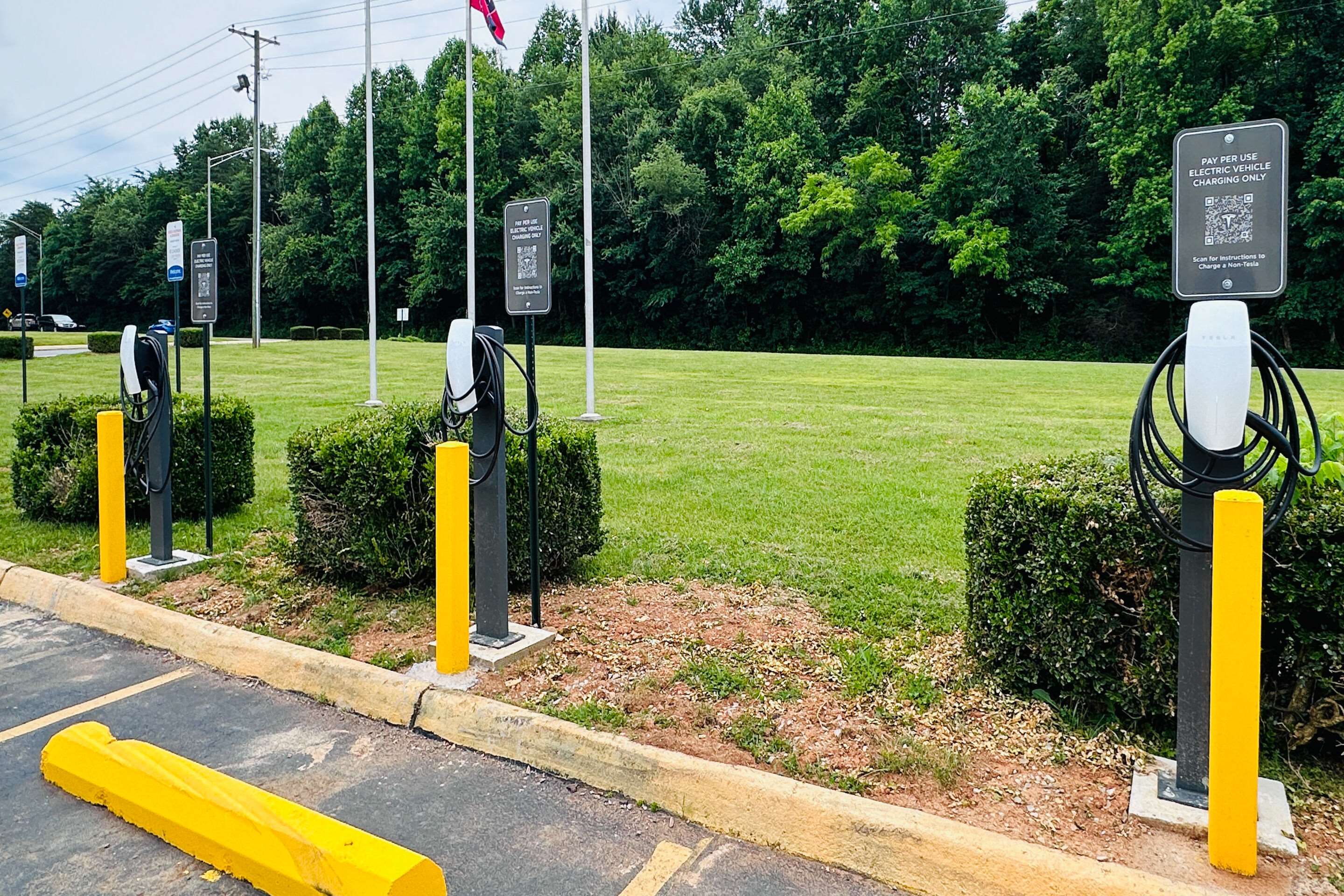 Electric vehicle charging station