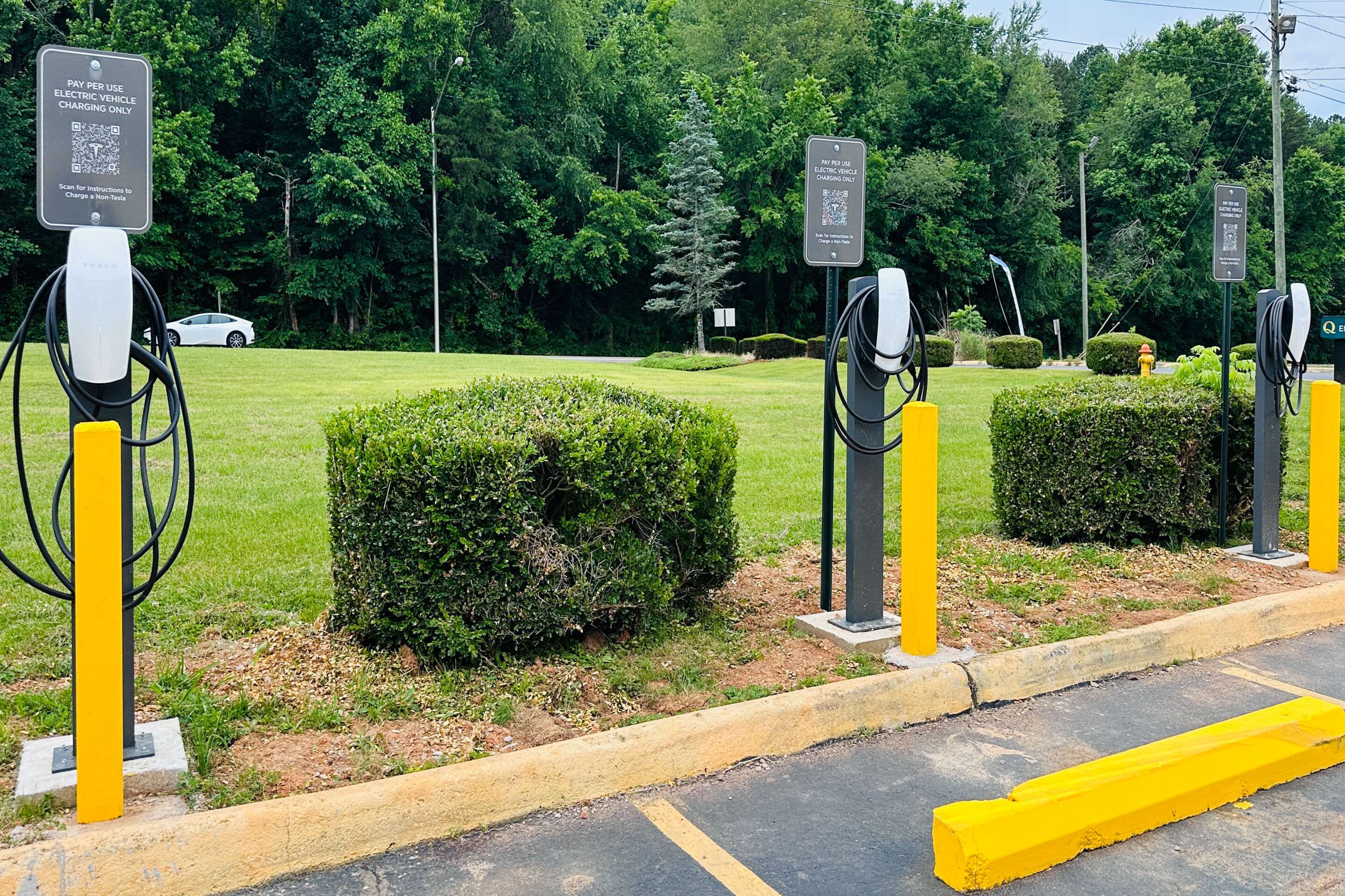 Electric vehicle charging station