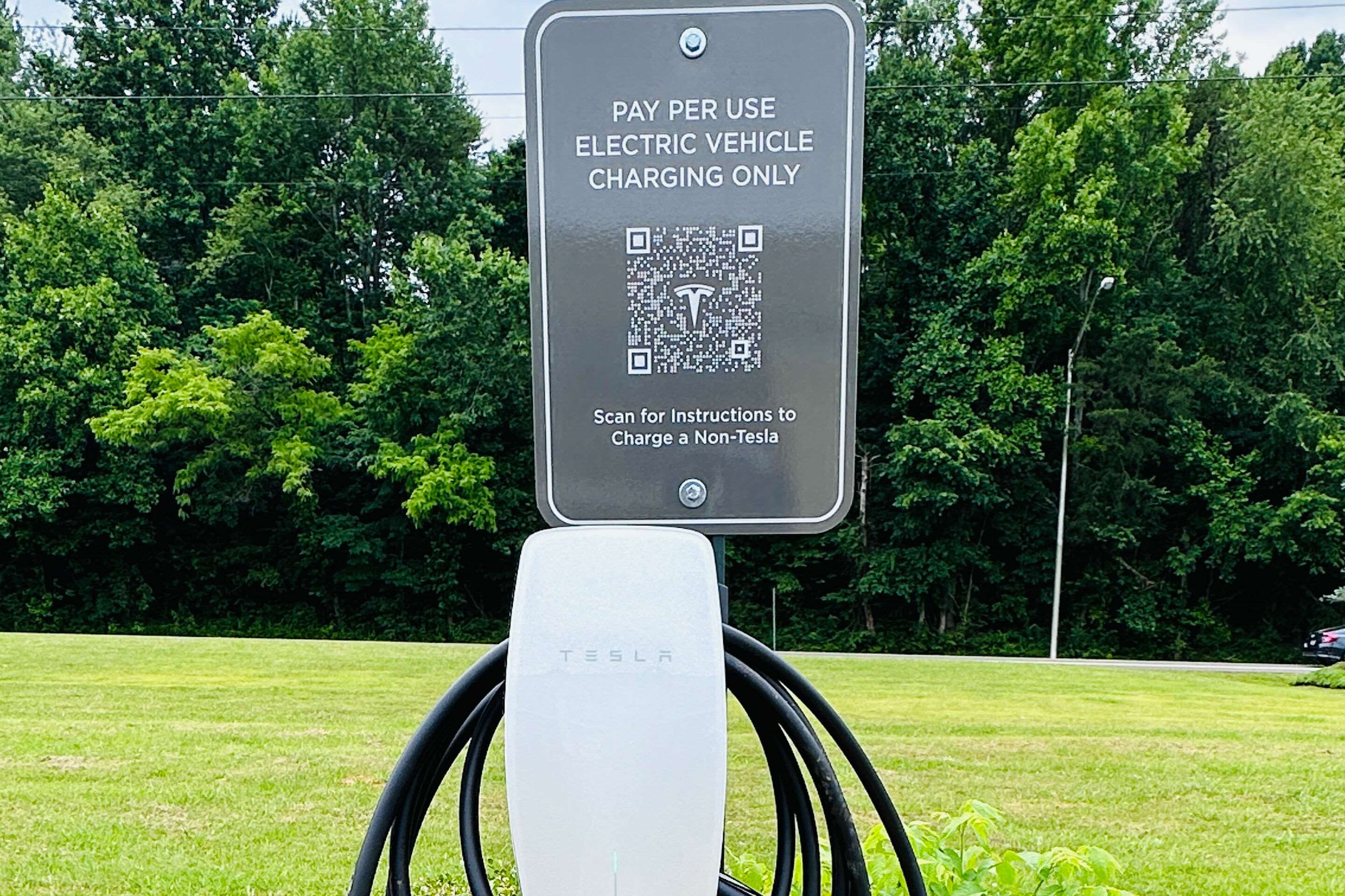 Electric vehicle charging station