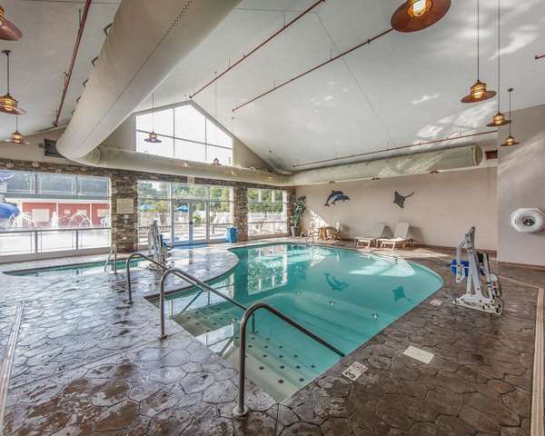 Pool - Clarion Hotel Pigeon Forge
