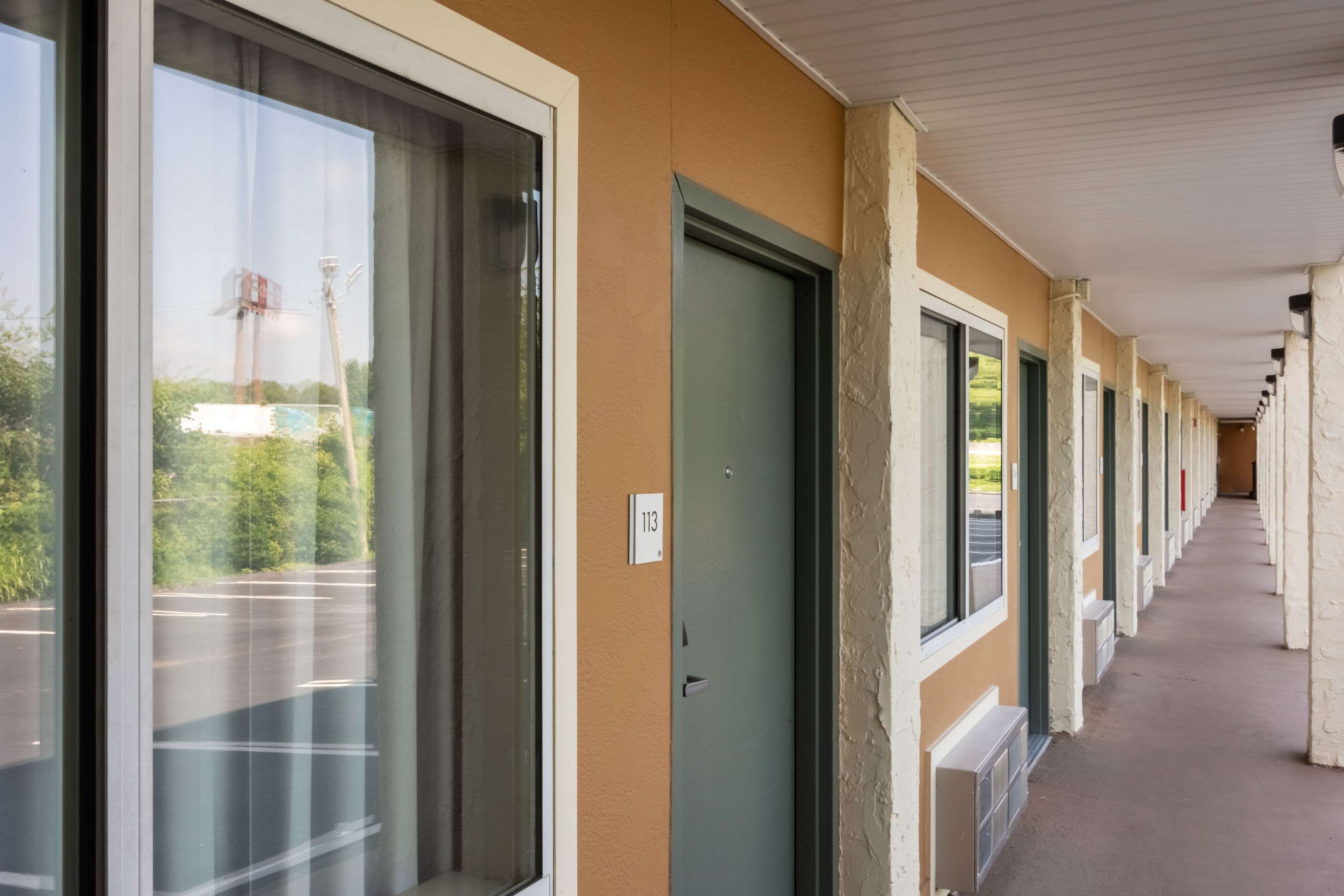 Exterior corridor | Econo Lodge East Ridge