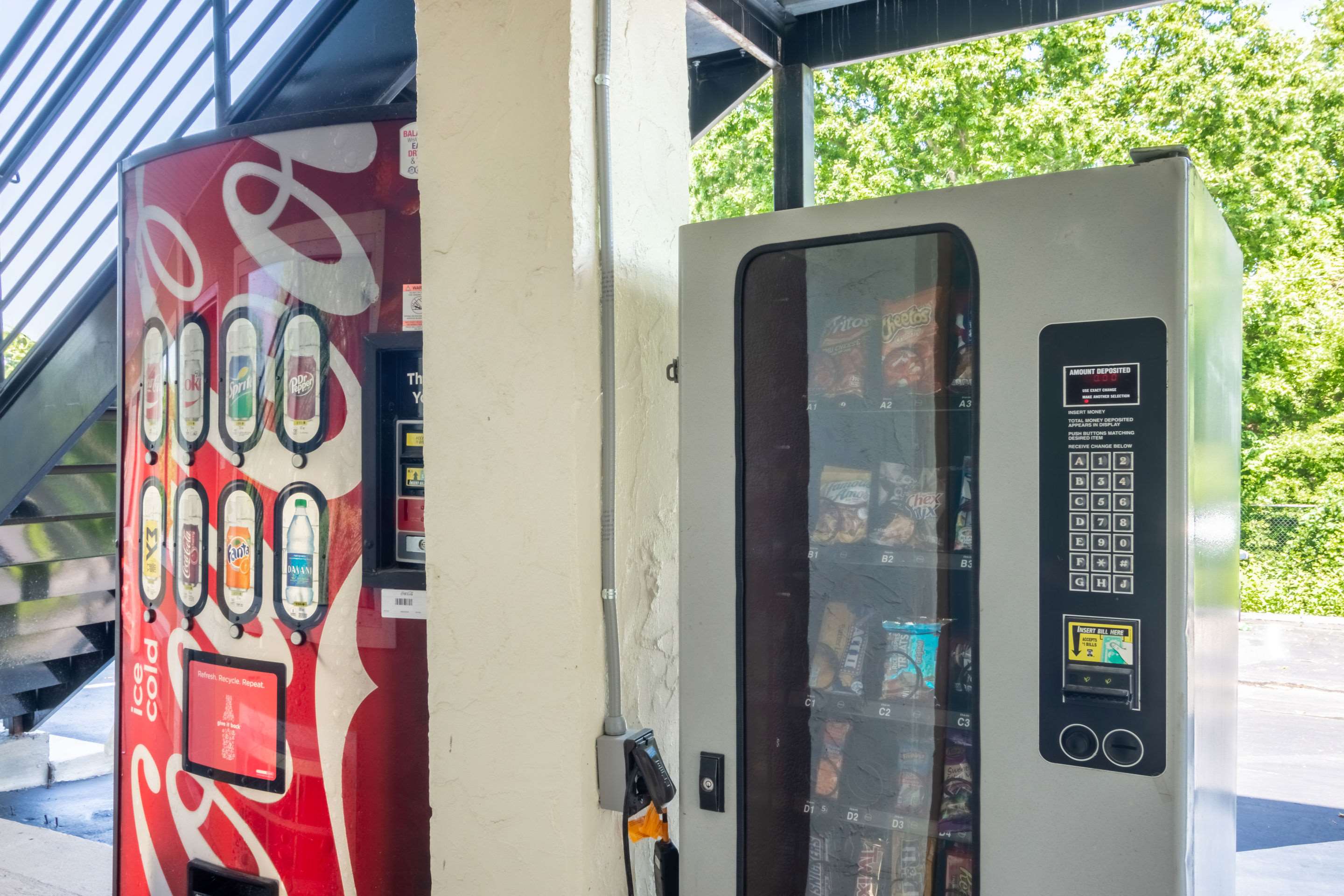 Hotel vending area | Econo Lodge East Ridge