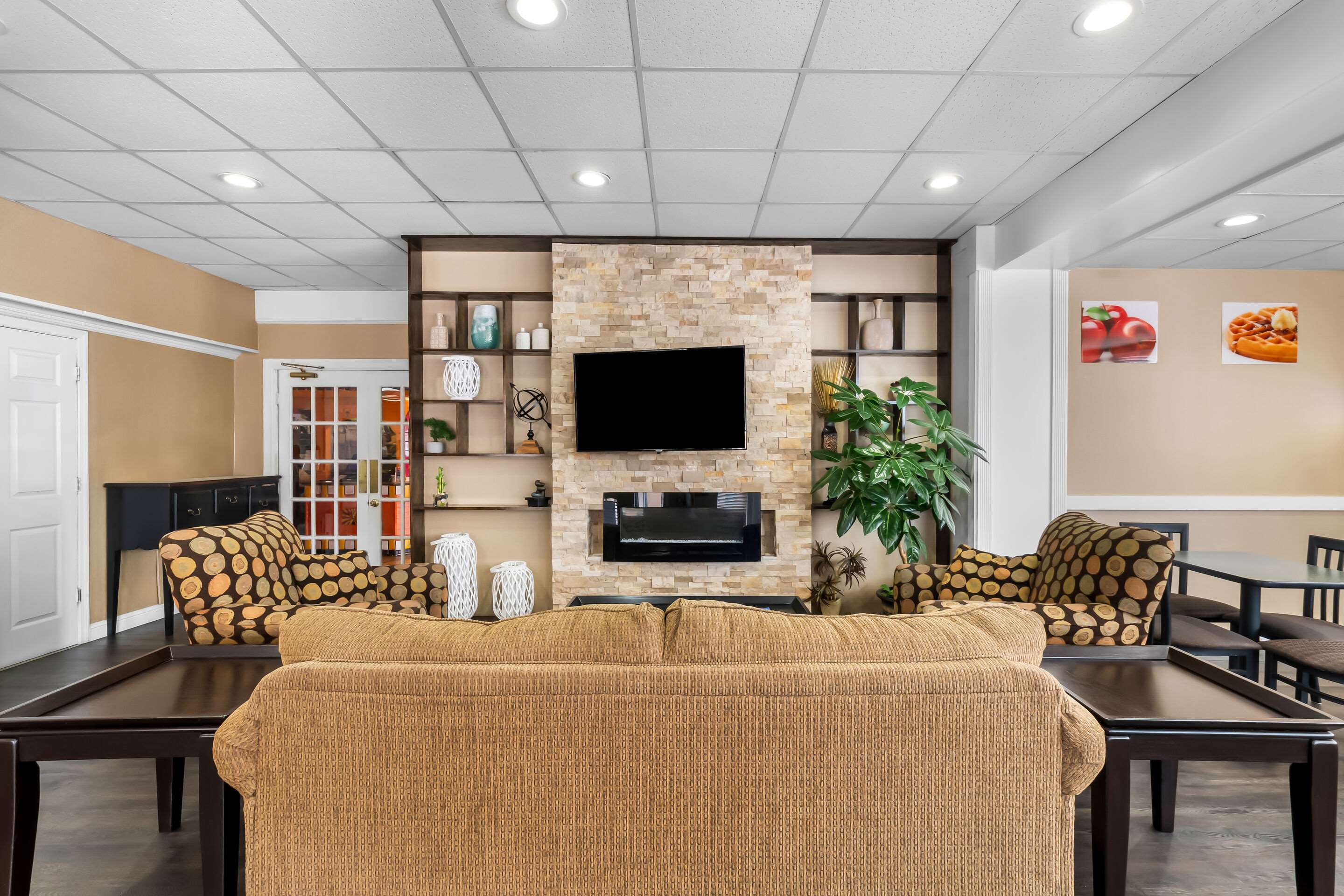 Lobby with sitting area | Quality Inn Tullahoma