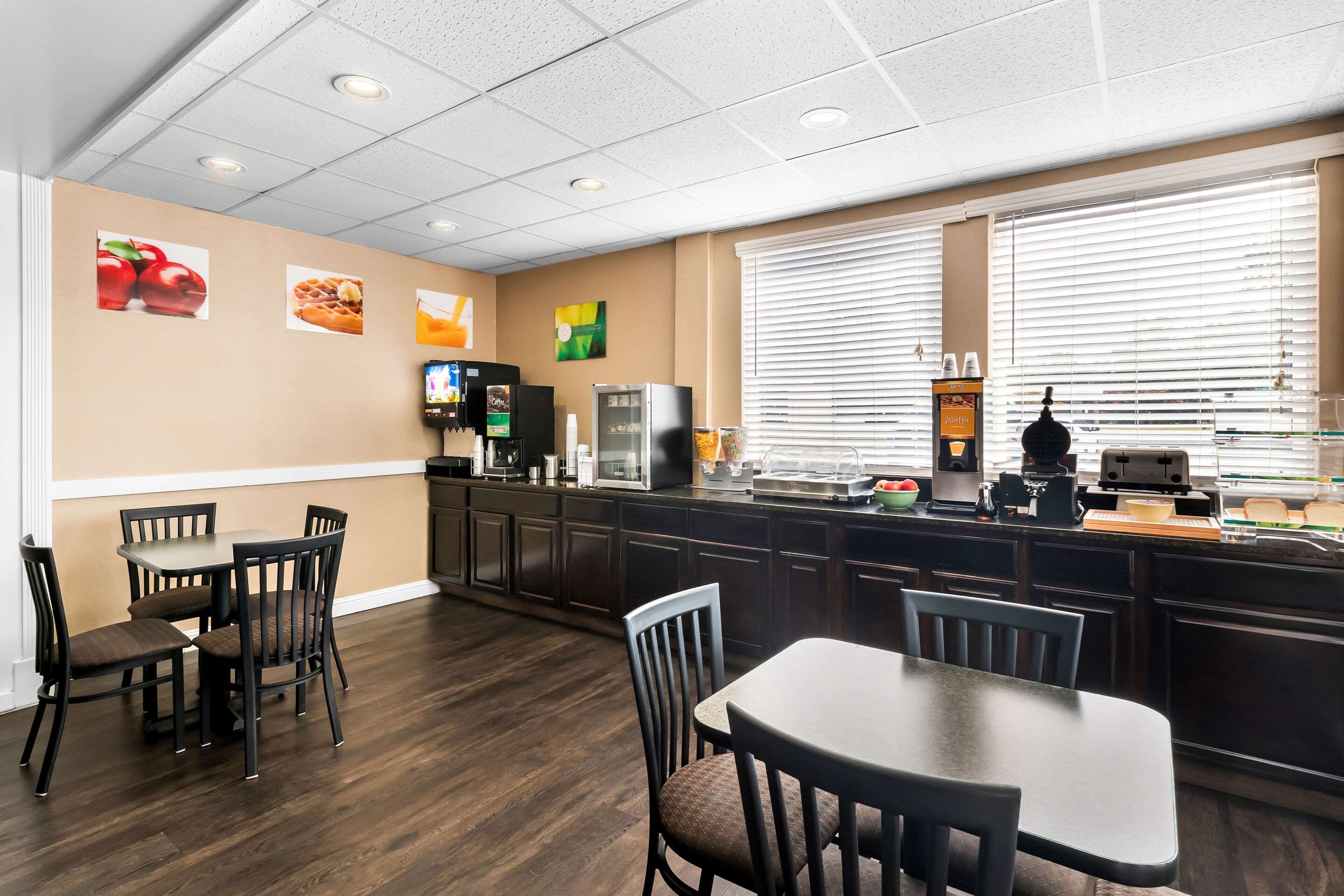 Breakfast area | Quality Inn Tullahoma
