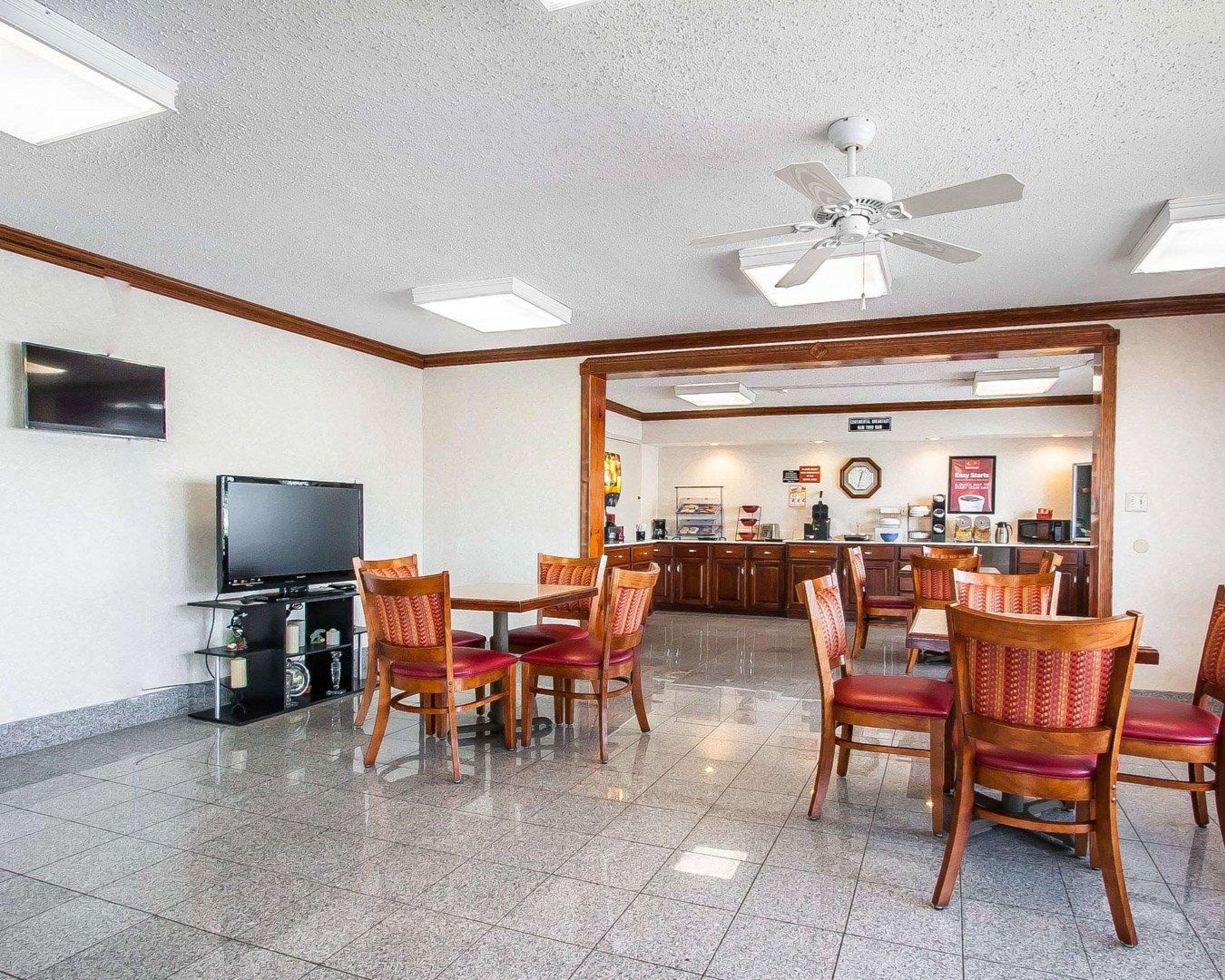 Lobby with sitting area | Econo Lodge Dyersburg