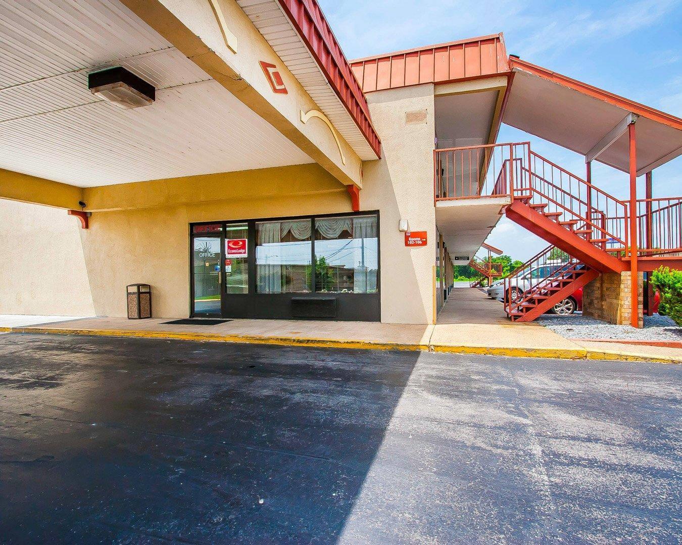 Hotel Entrance | Econo Lodge Dyersburg