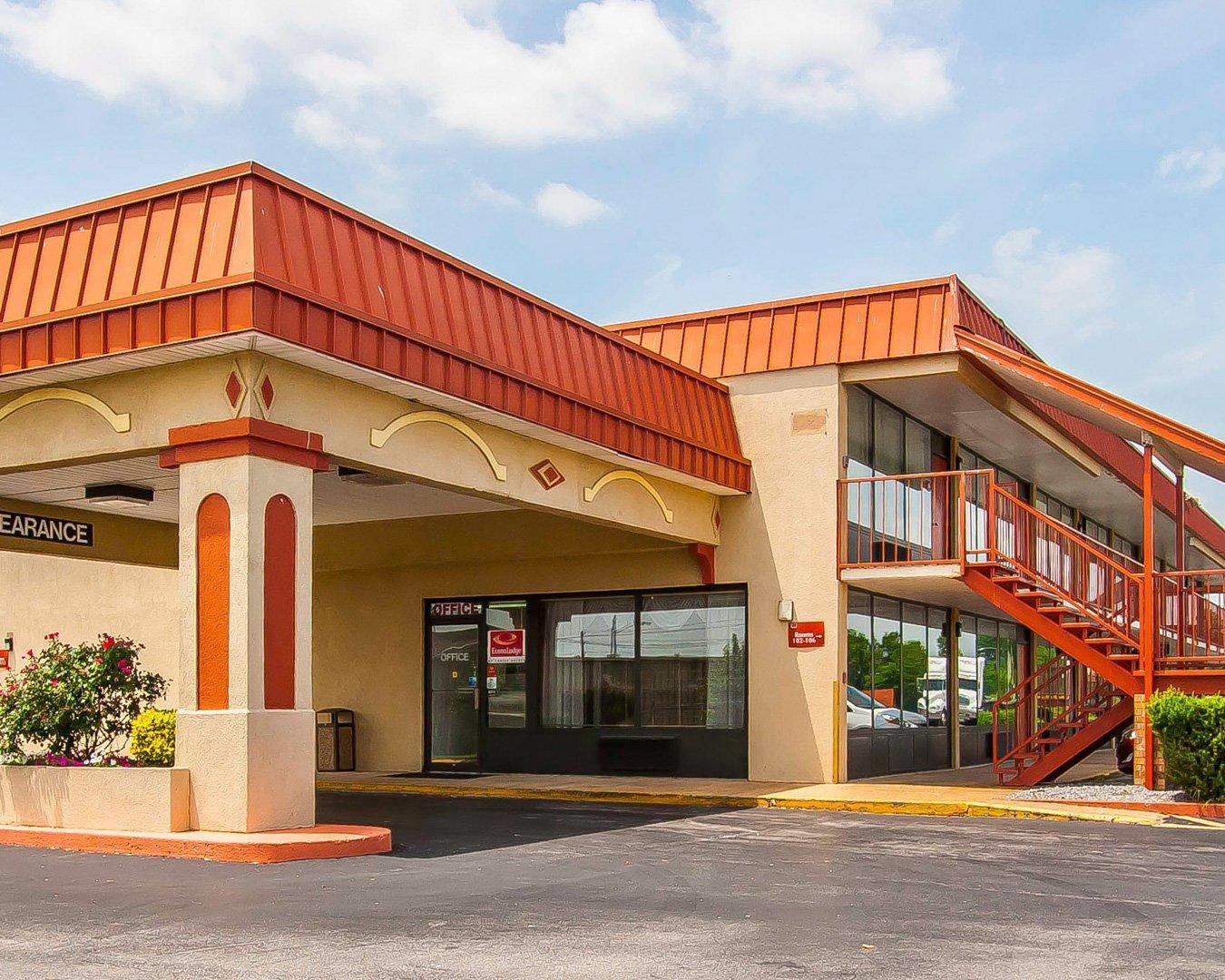 Hotel Entrance | Econo Lodge Dyersburg