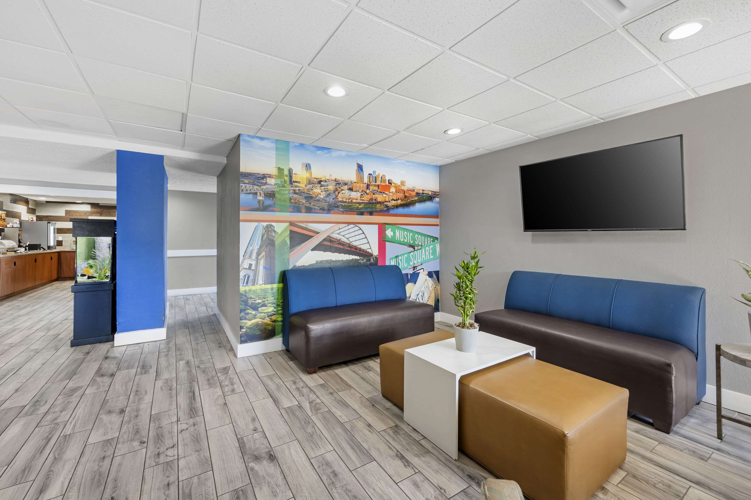 Lobby with sitting area | Quality Inn