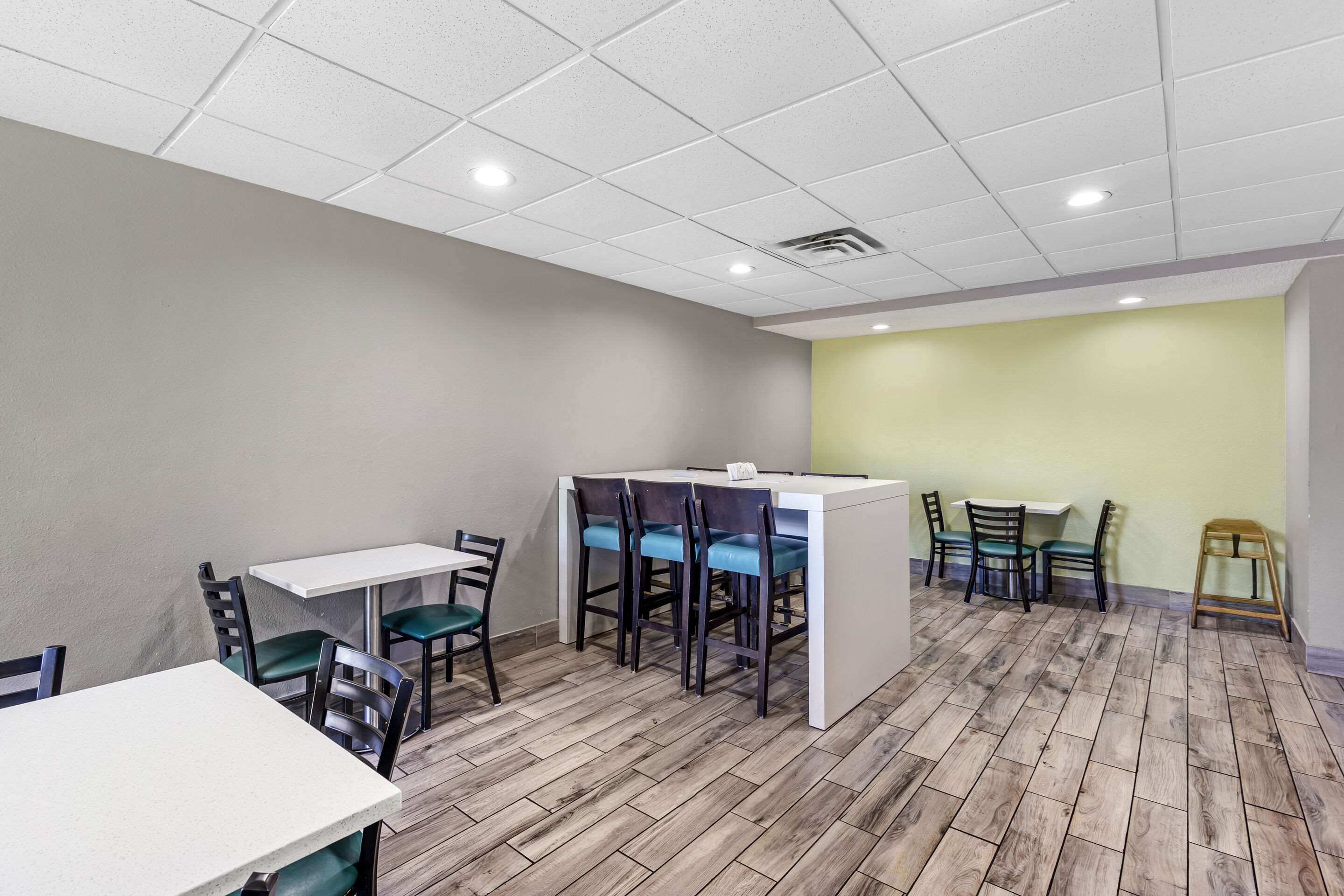 Breakfast area | Quality Inn