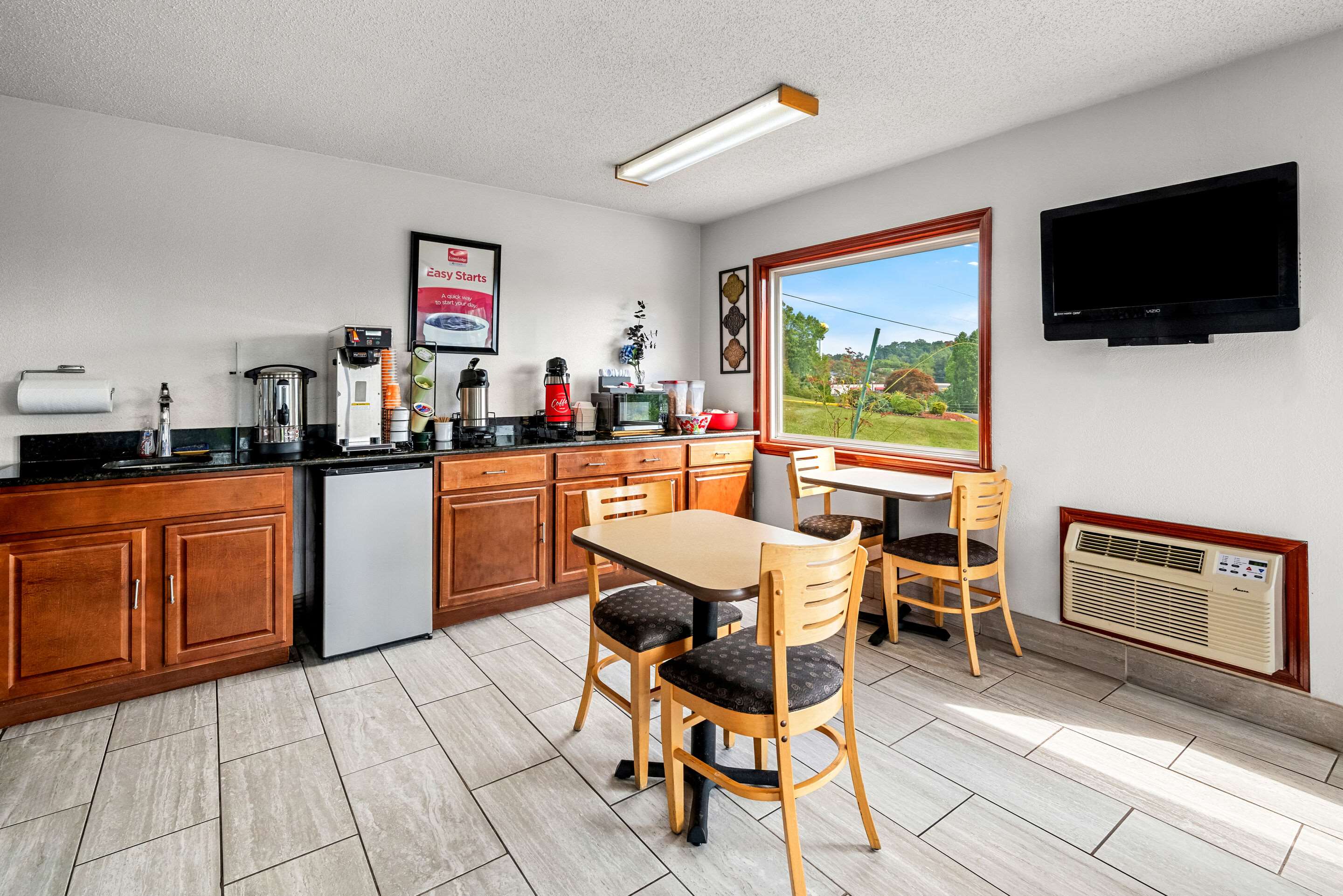 Breakfast area | Econo Lodge