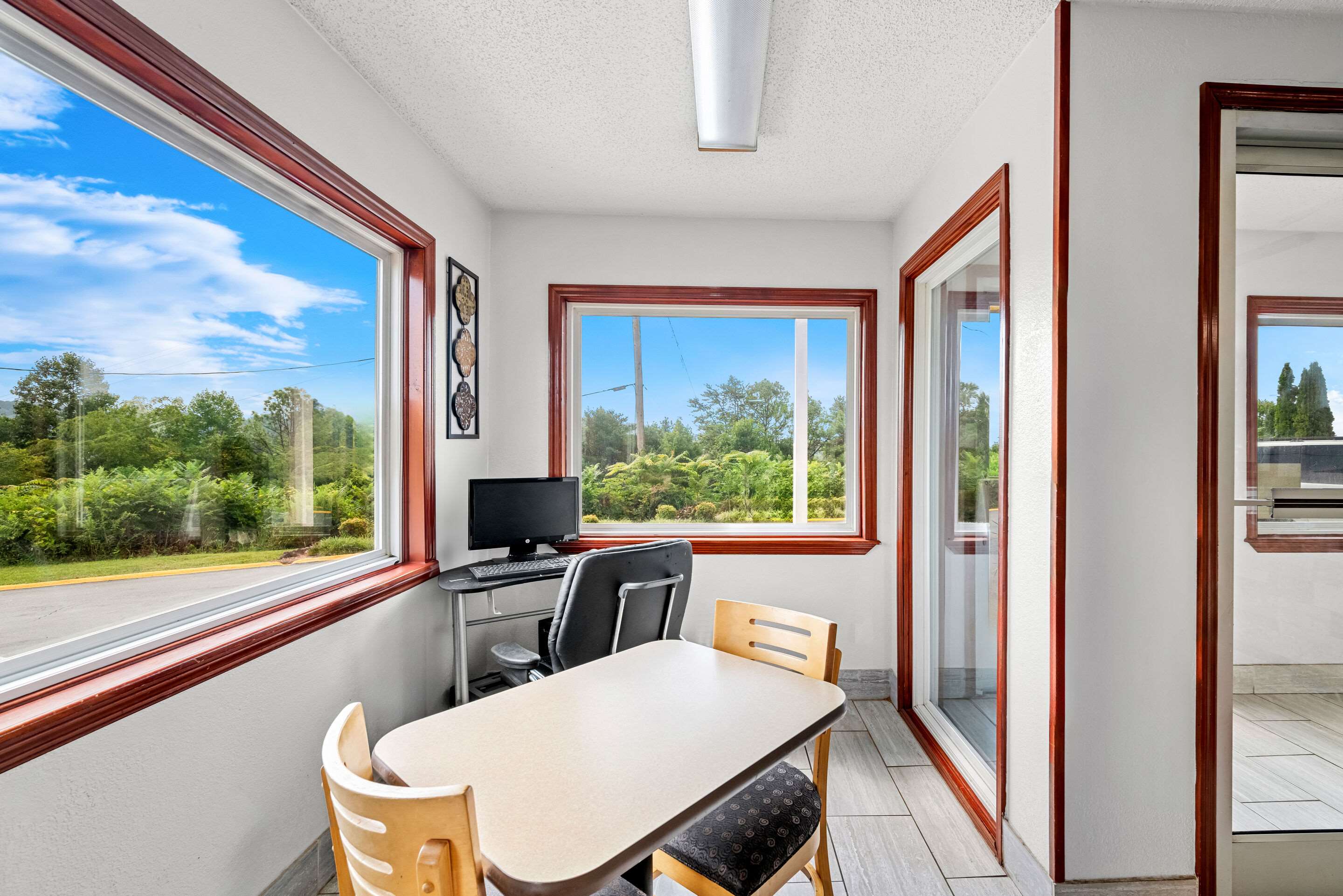 Breakfast area | Econo Lodge