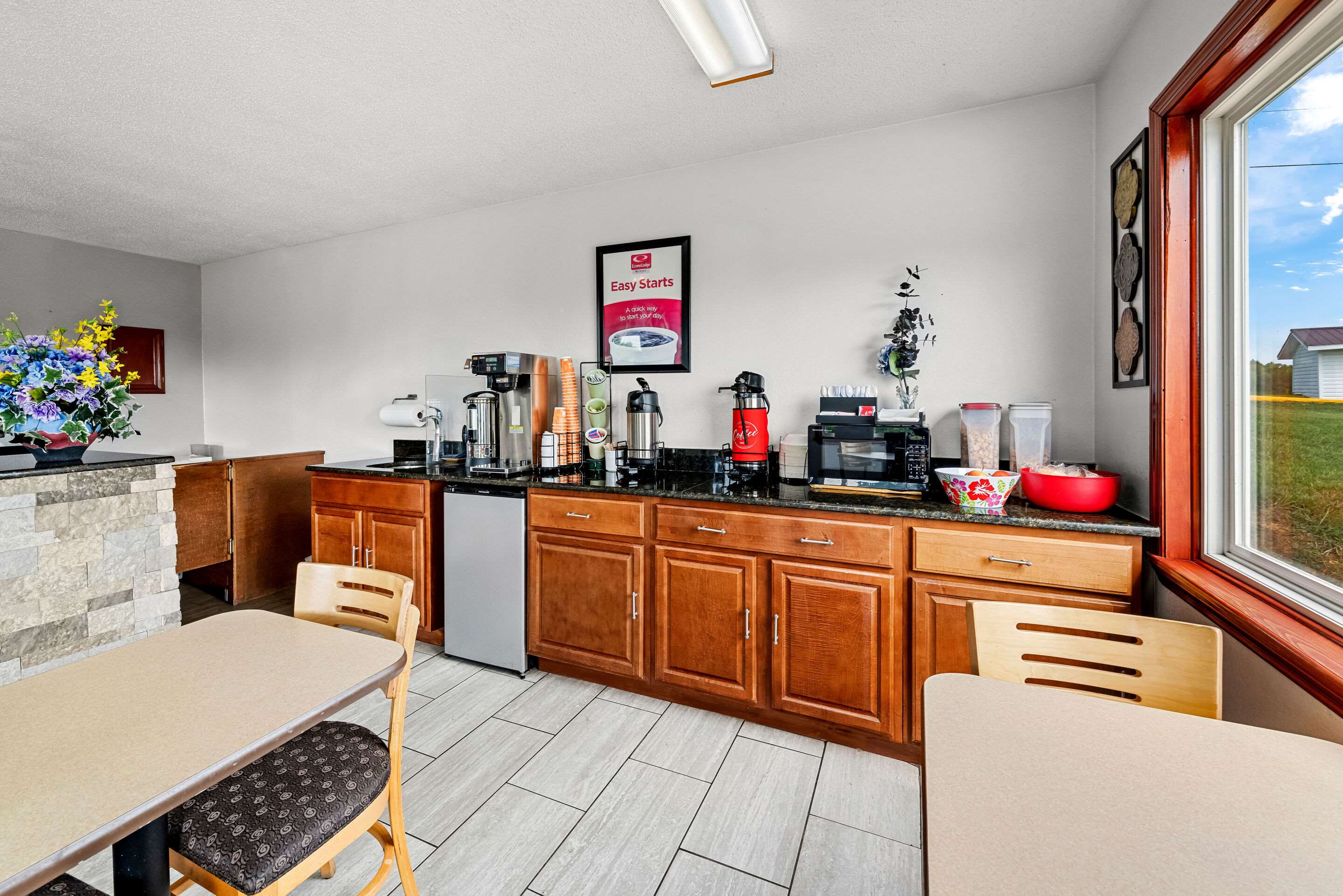 Breakfast area | Econo Lodge