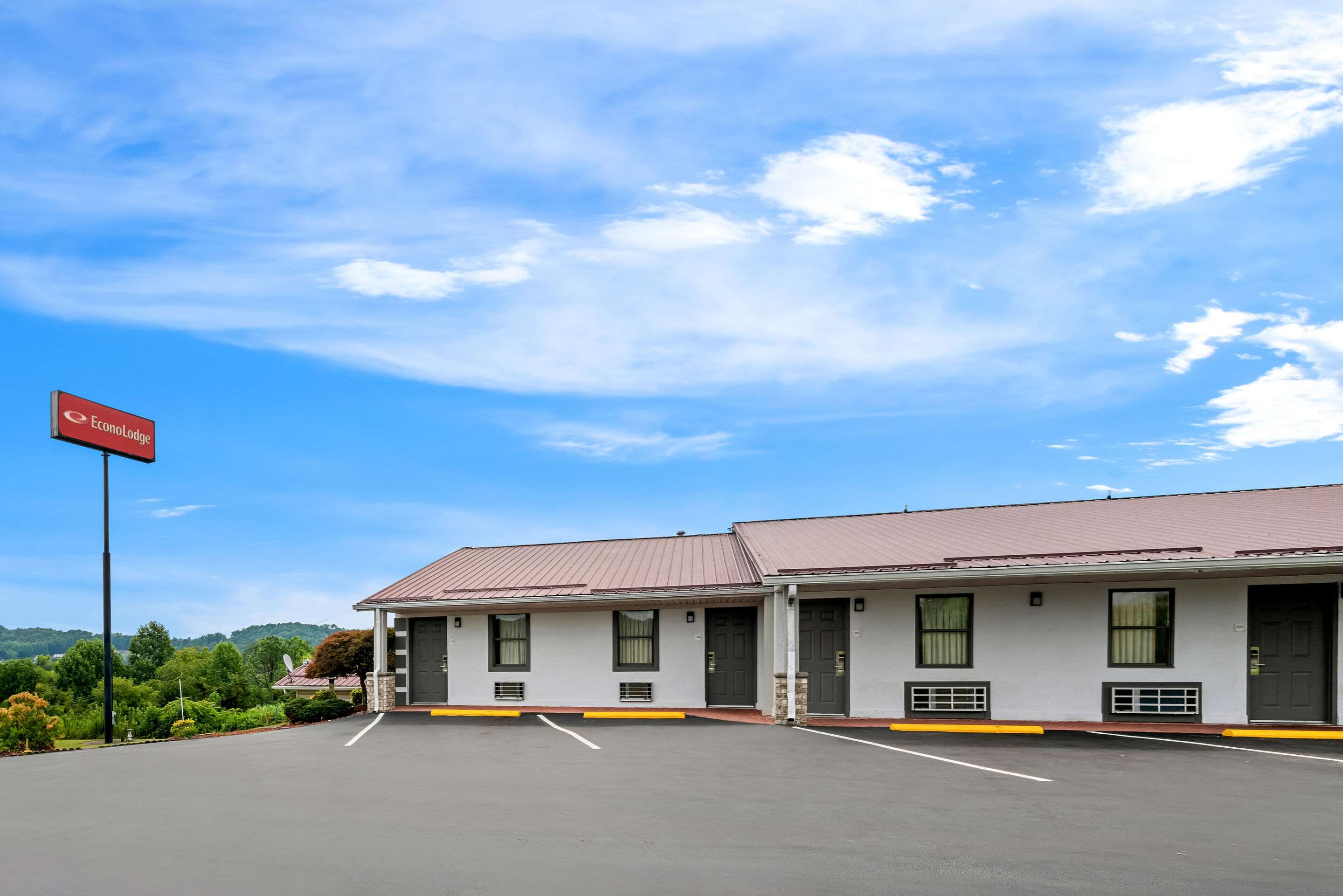 Hotel exterior | Econo Lodge